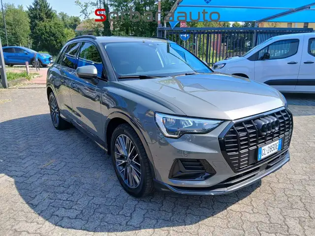 Audi Q3 view 4
