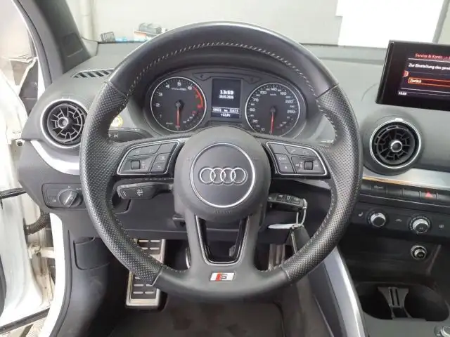 Audi Q2 view 8
