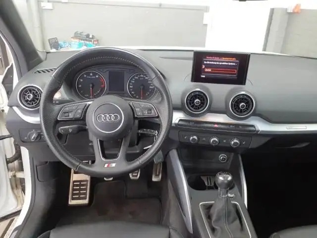 Audi Q2 view 9