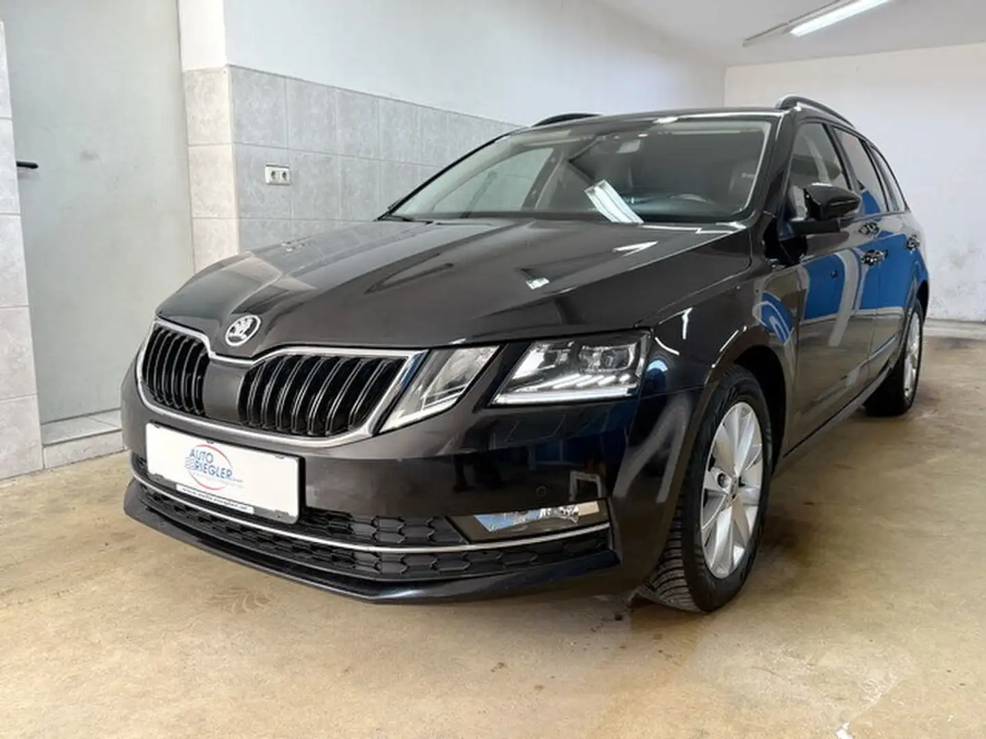 Skoda Octavia Style 2,0TDI DSG. ''LED-Navi-Teilleder-Alu'' Schwarz - 1
