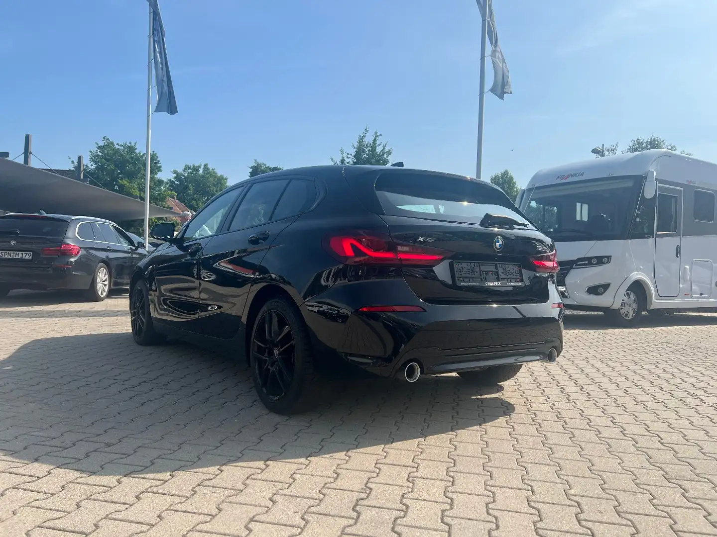 BMW 120 d xDrive Sport Line *LED Navi AHK Head-up Schwarz - 2