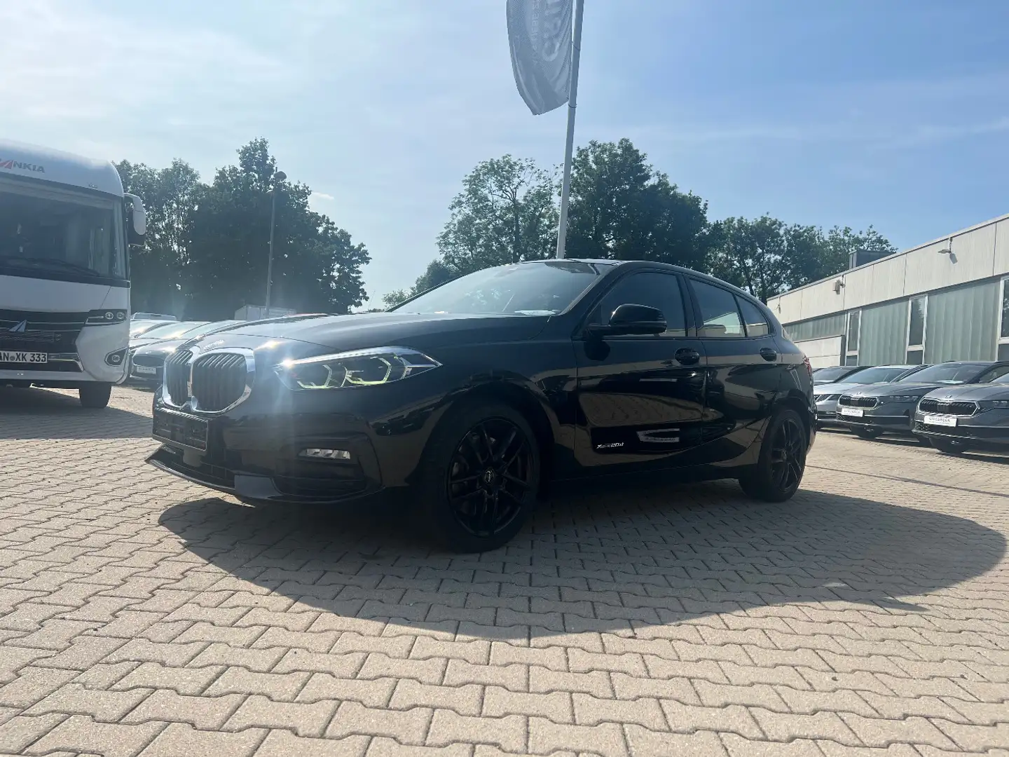 BMW 120 d xDrive Sport Line *LED Navi AHK Head-up Schwarz - 1