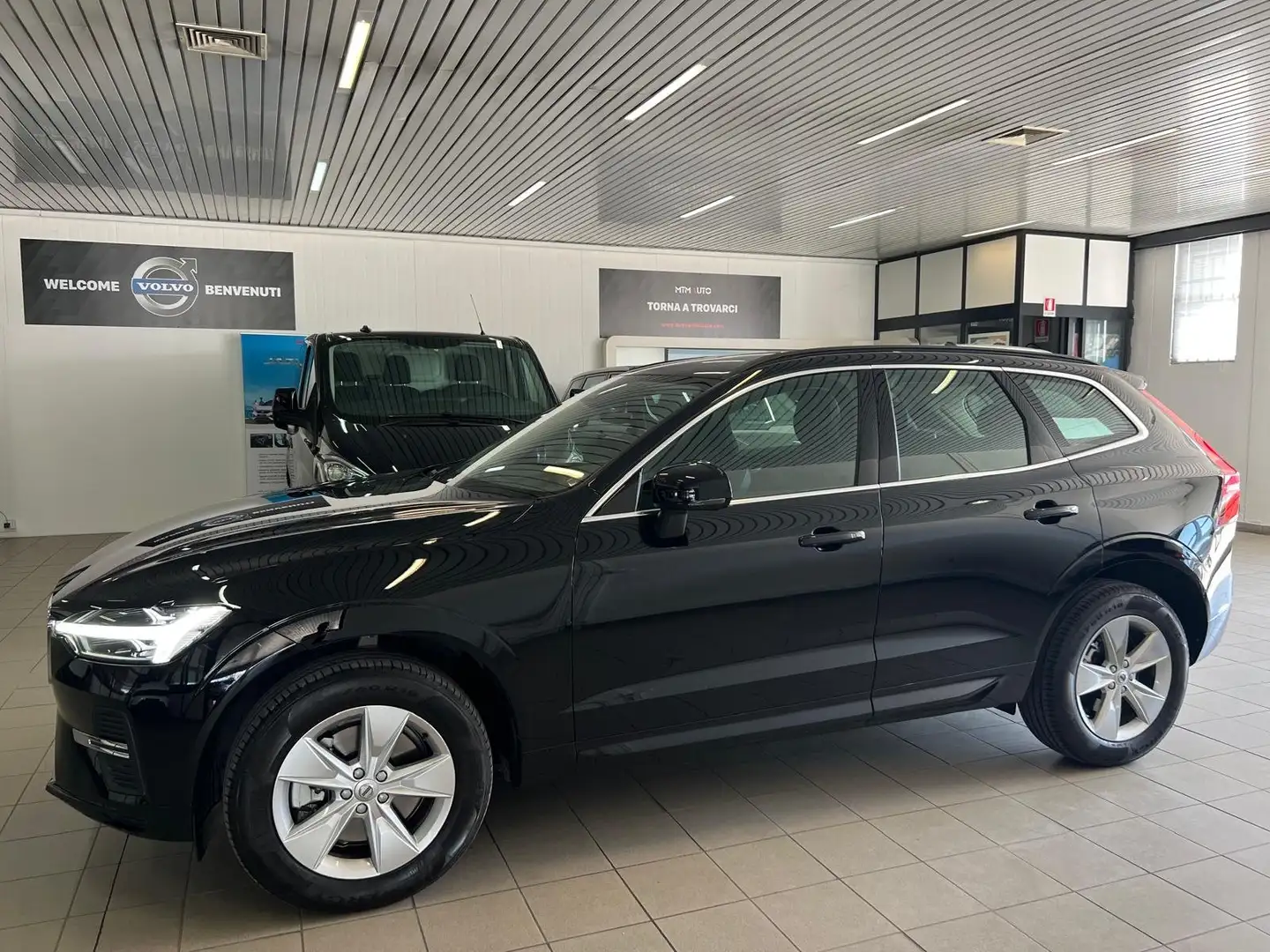 Volvo XC60 2.0 B4 Diesel Mild Hybrid Core Awd 4x4 Automatica Nero - 2