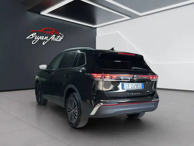 Volkswagen Tiguan view 4