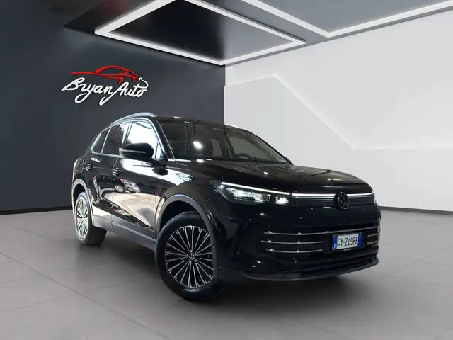 Volkswagen Tiguan view 2