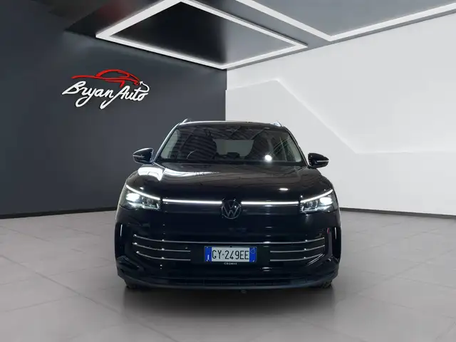 Volkswagen Tiguan view 3