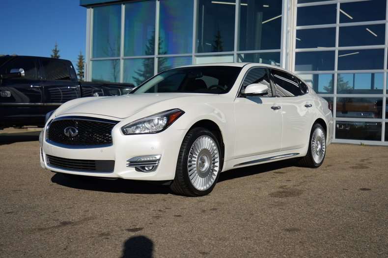 2016 Infiniti Q70 AWD - 2 SETS OF WHEELS & TIRES
