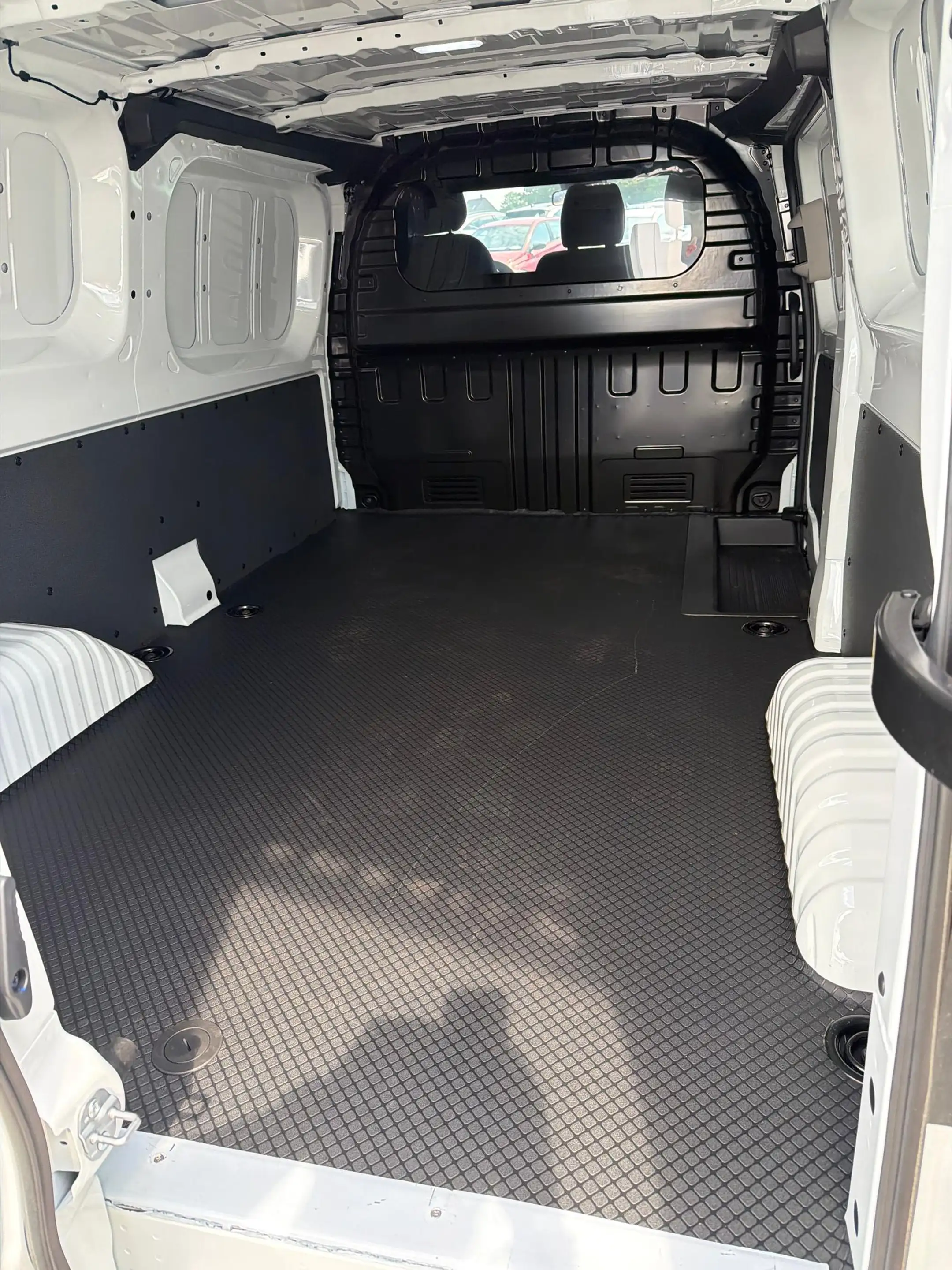 Maxus eDeliver 7 L2H1 88kWh — photo 9