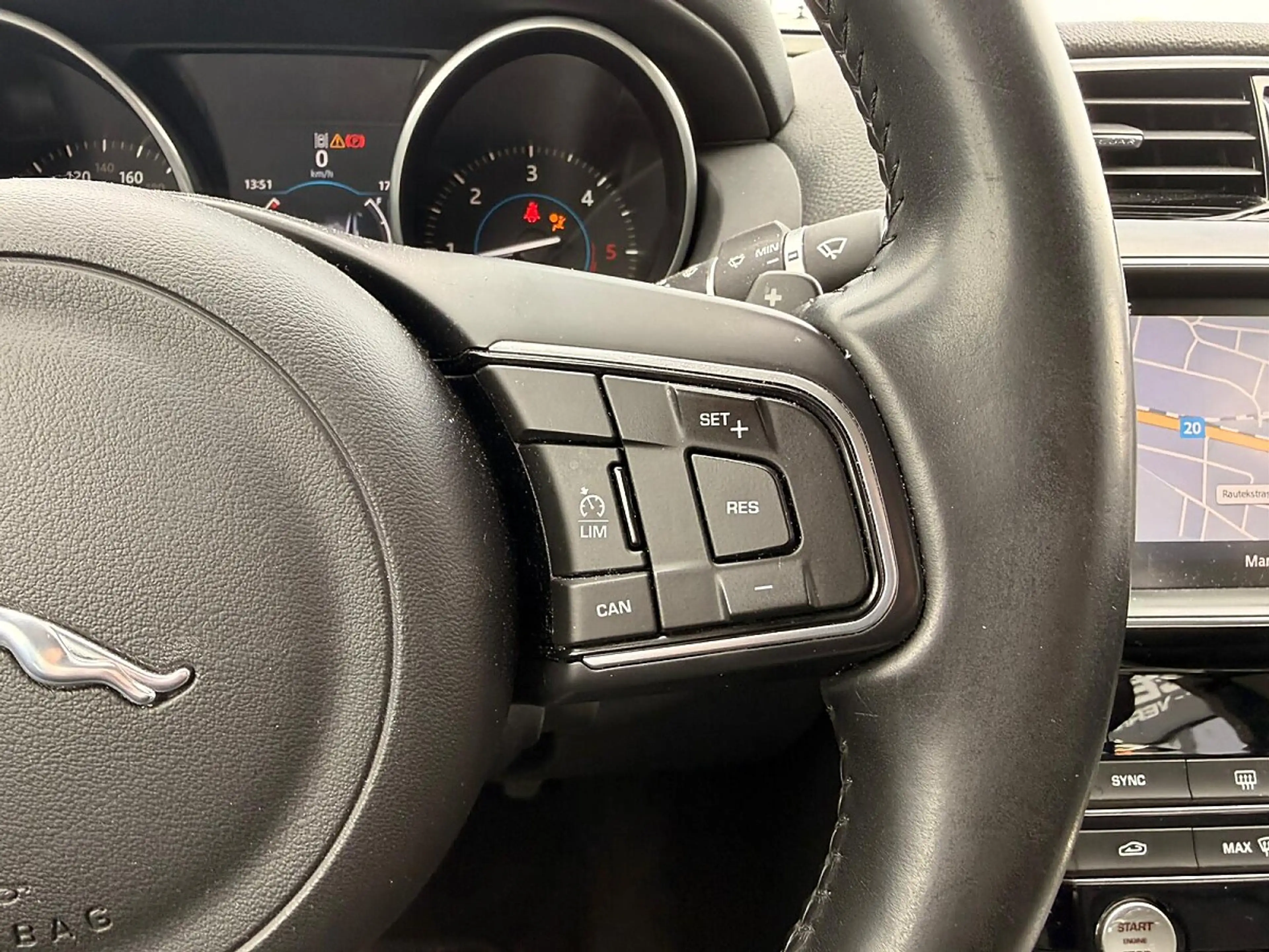 Jaguar XE PRESTIGE E-Performance Aut. — photo 15