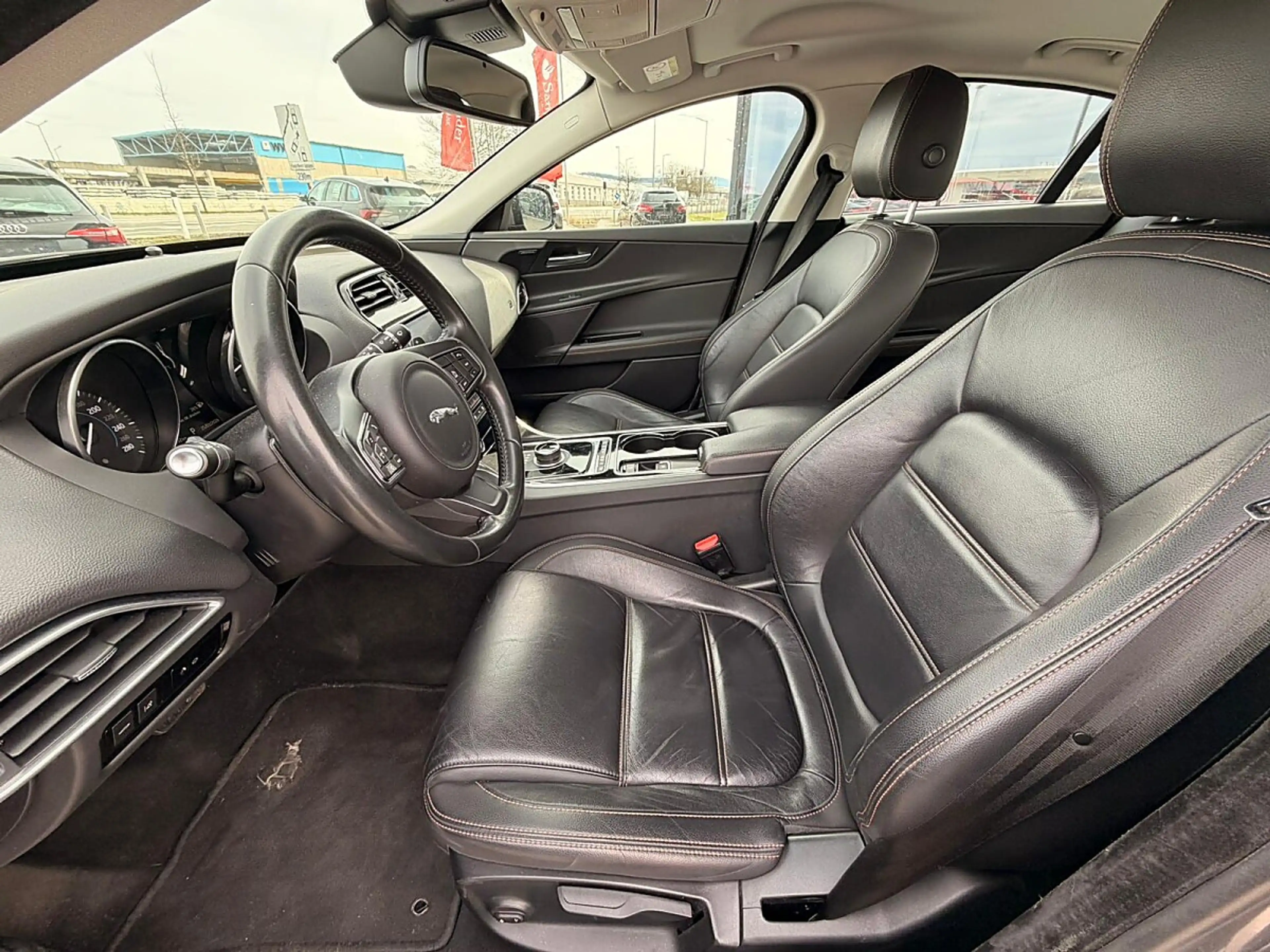 Jaguar XE PRESTIGE E-Performance Aut. — photo 12