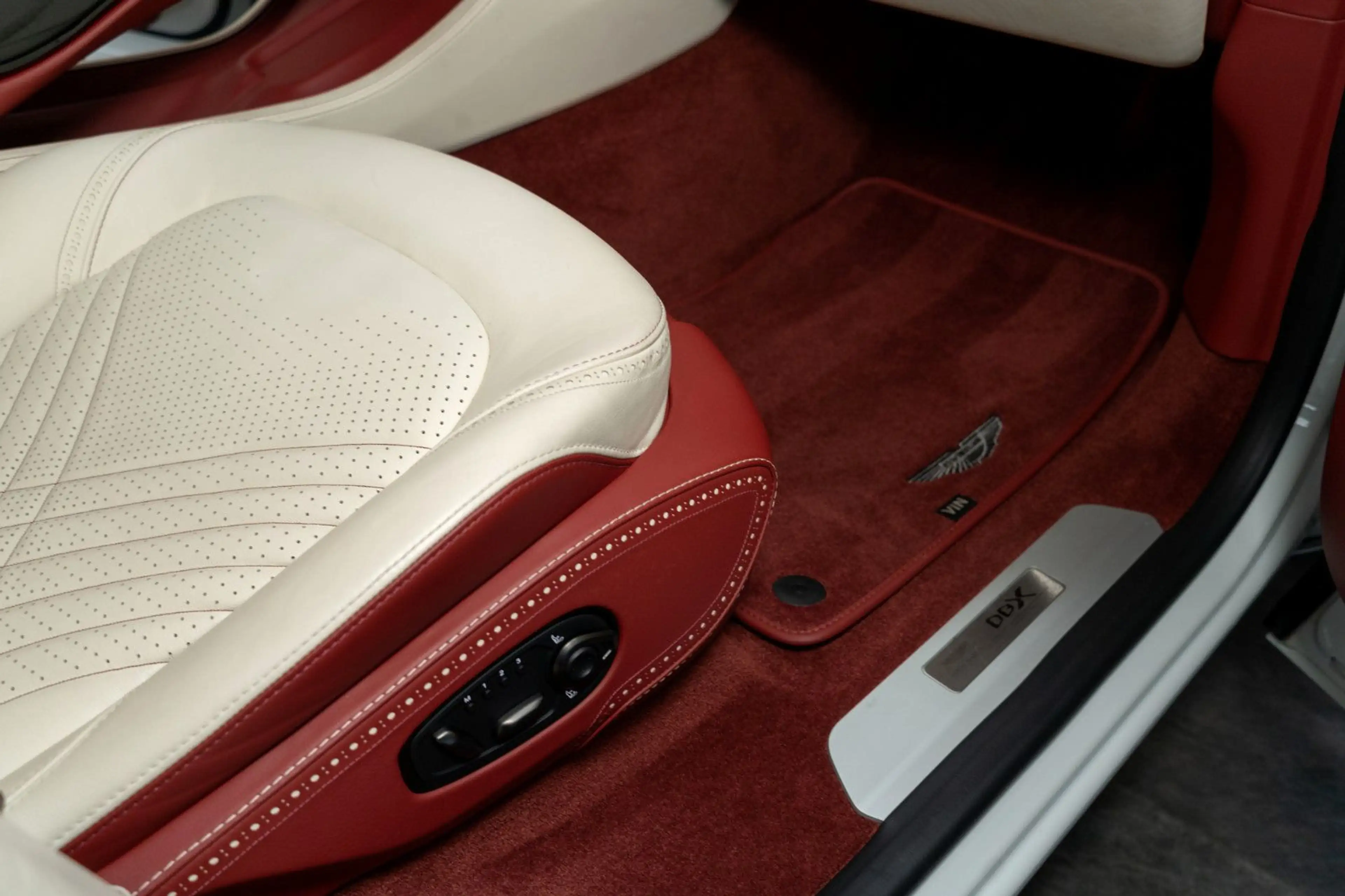 Aston Martin DBX 4.0 V8 #Exclusive Farbkombi #deutsches Fzg. — photo 6