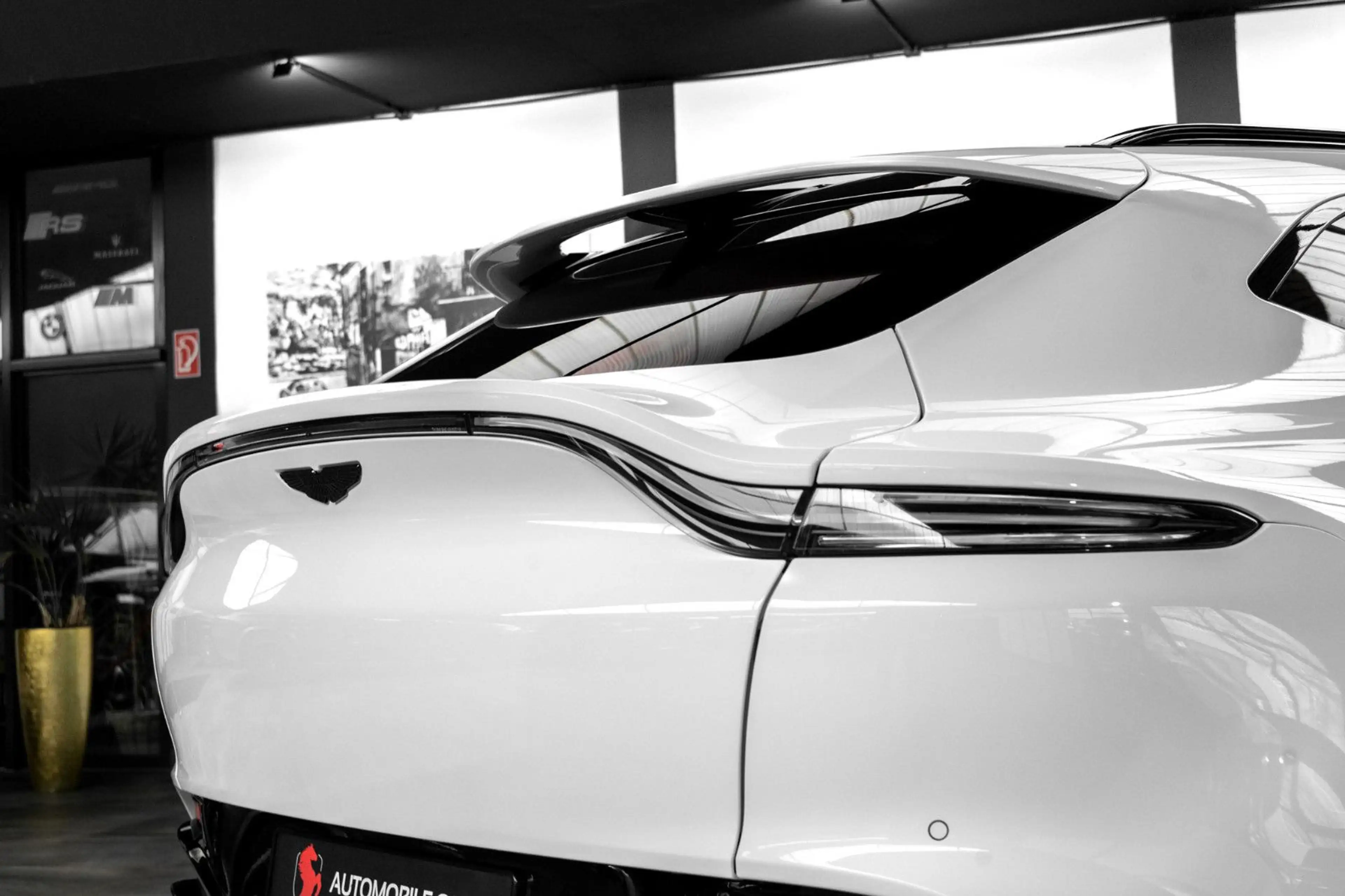 Aston Martin DBX 4.0 V8 #Exclusive Farbkombi #deutsches Fzg. — photo 11