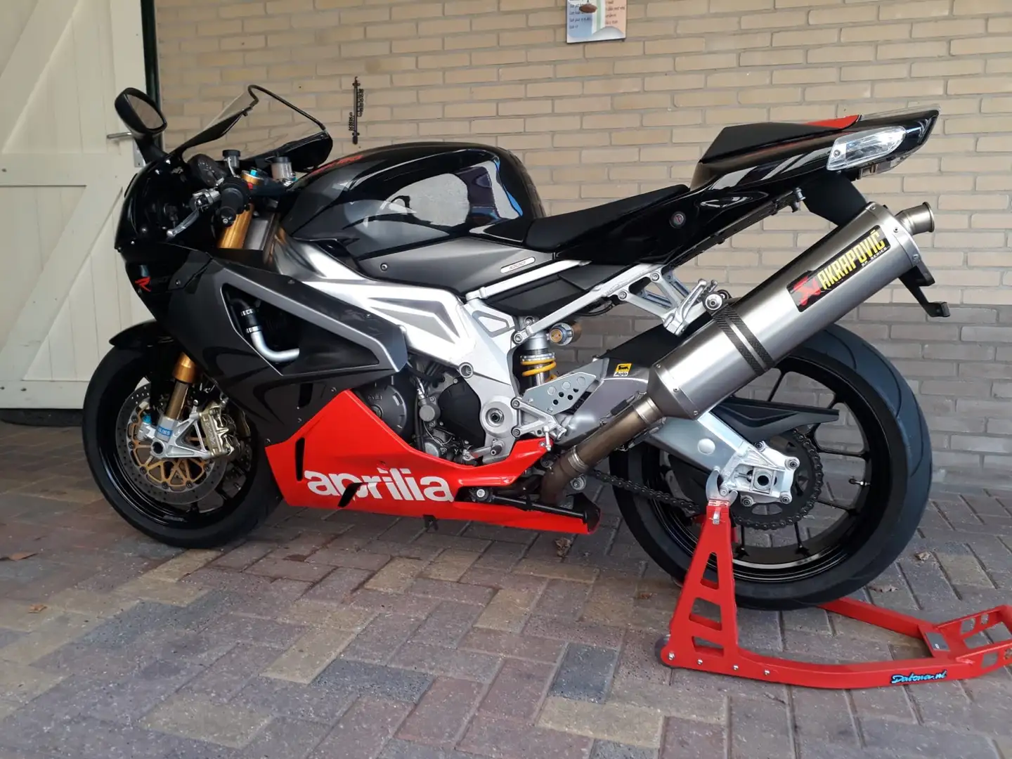 Aprilia RSV 1000 R - 1