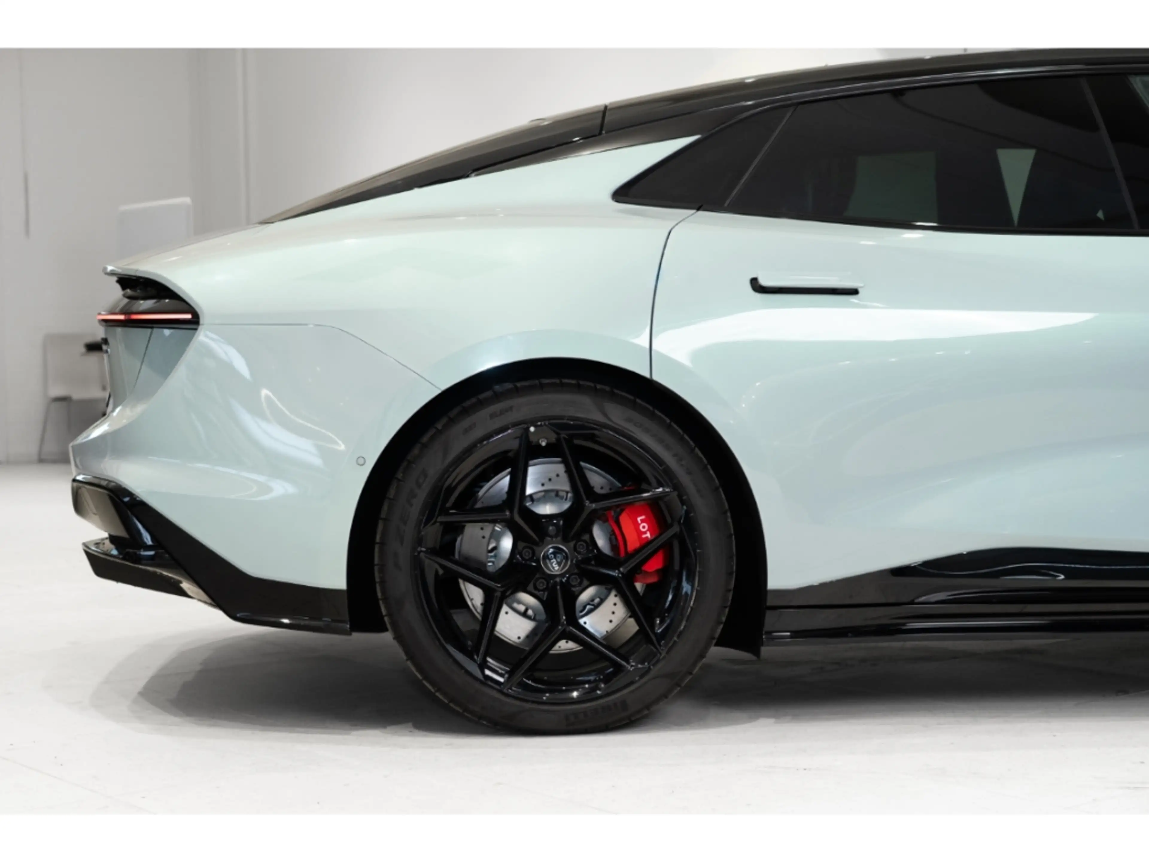 Lotus Emeya 600 Sport SE side cameras, 21'' spoke gloss black — photo 8