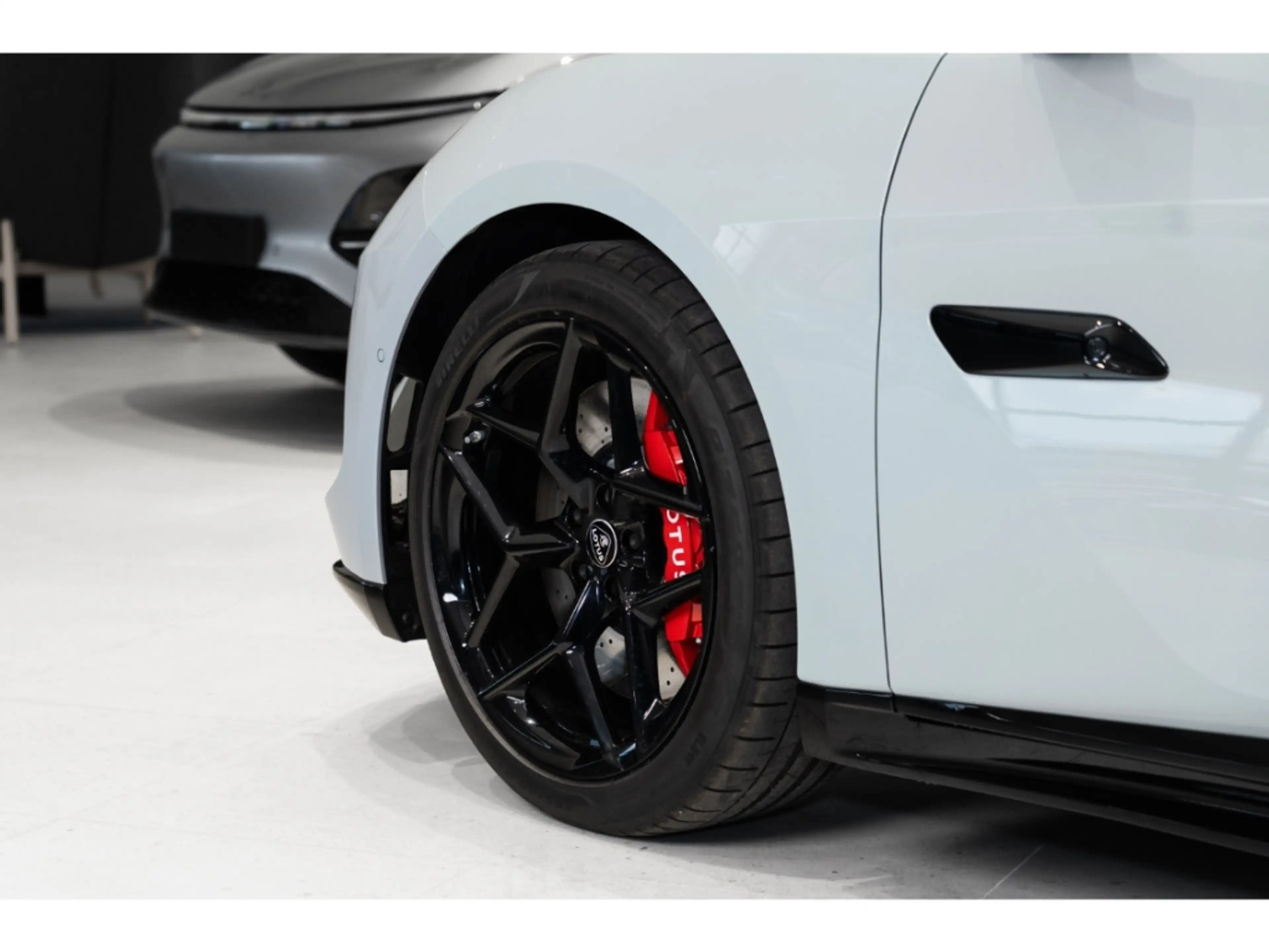 Lotus Emeya 600 Sport SE side cameras, 21'' spoke gloss black — photo 9