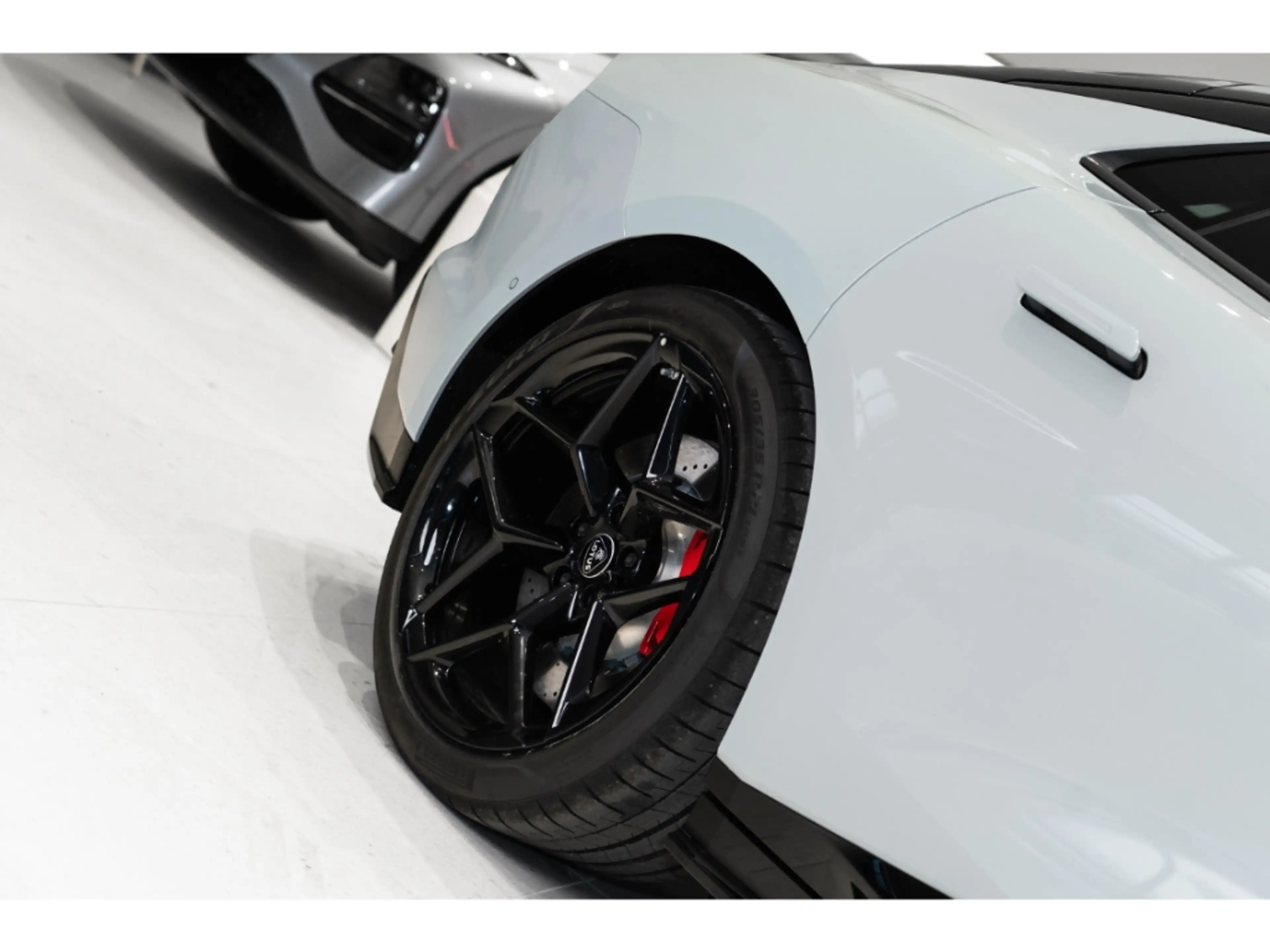 Lotus Emeya 600 Sport SE side cameras, 21'' spoke gloss black — photo 10