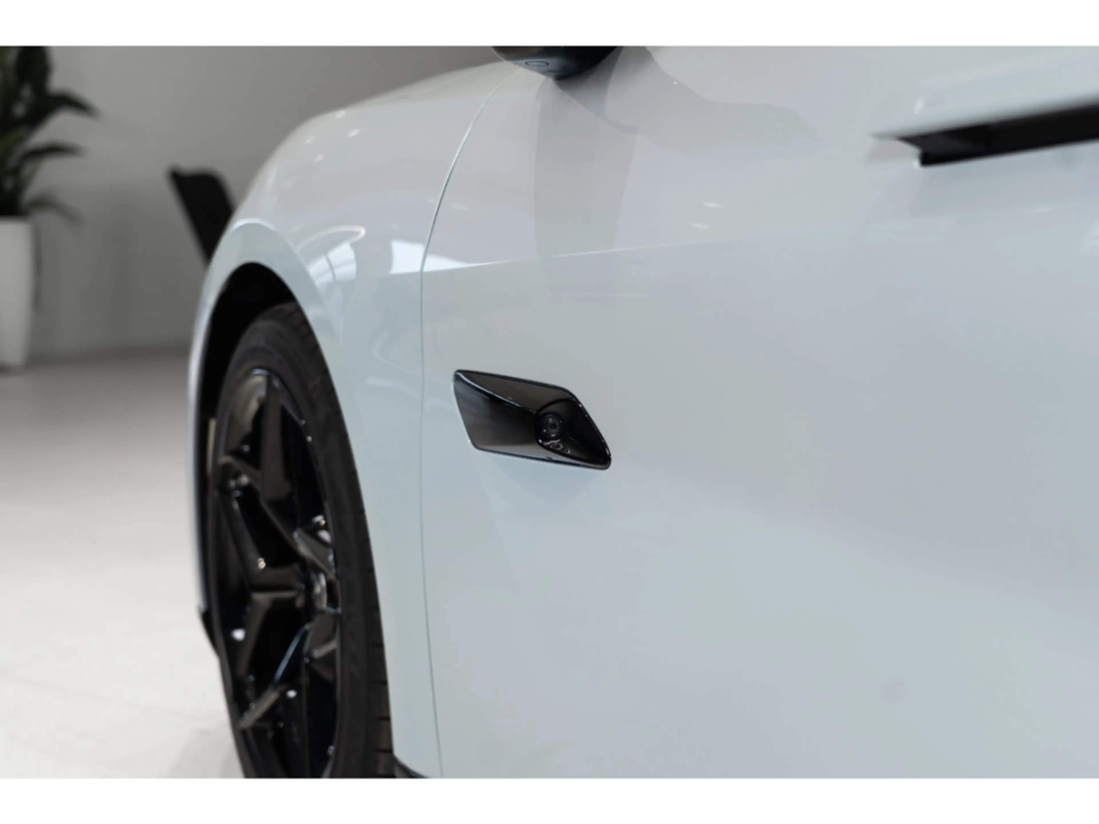 Lotus Emeya 600 Sport SE side cameras, 21'' spoke gloss black — photo 13