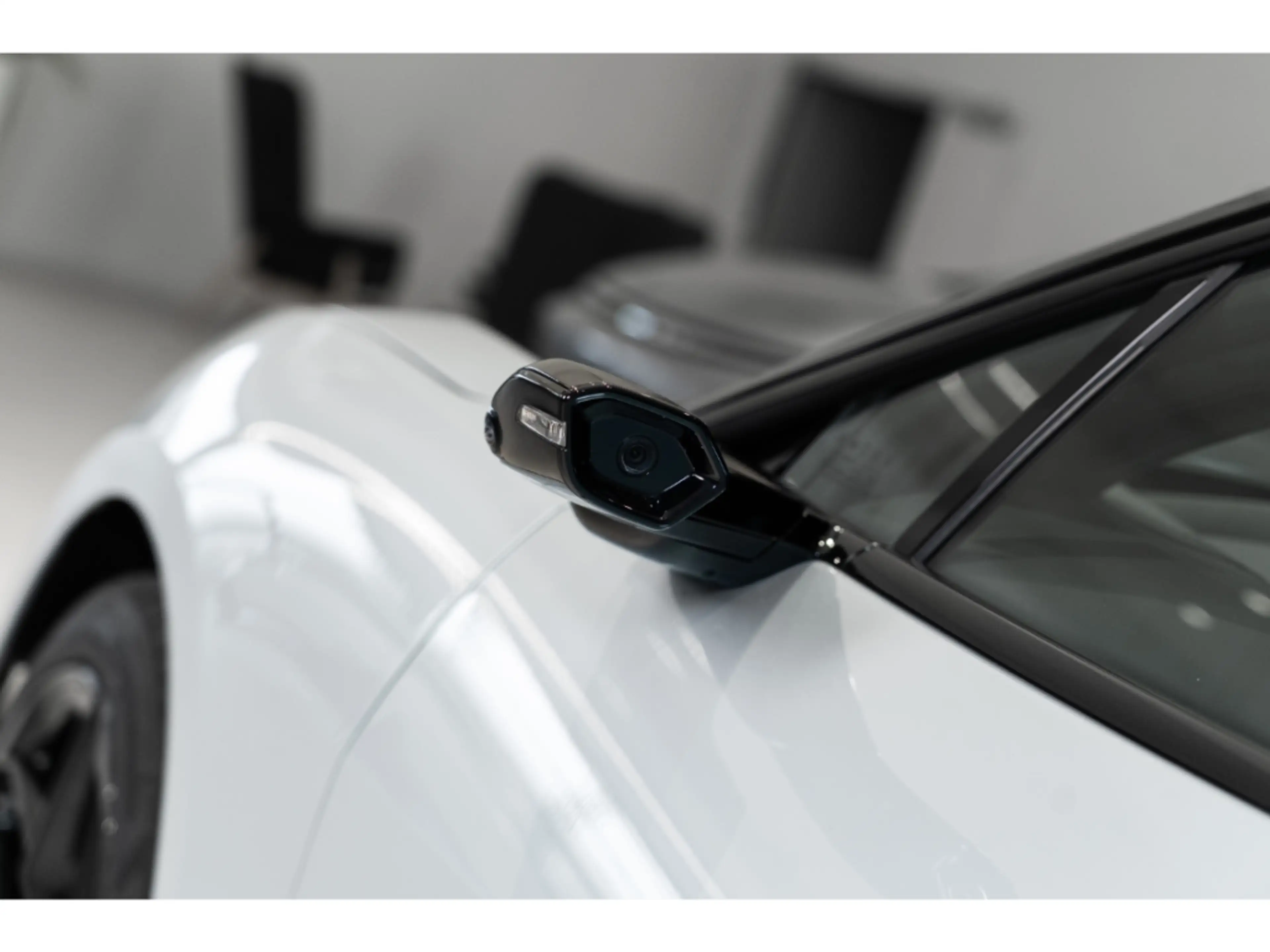 Lotus Emeya 600 Sport SE side cameras, 21'' spoke gloss black — photo 12