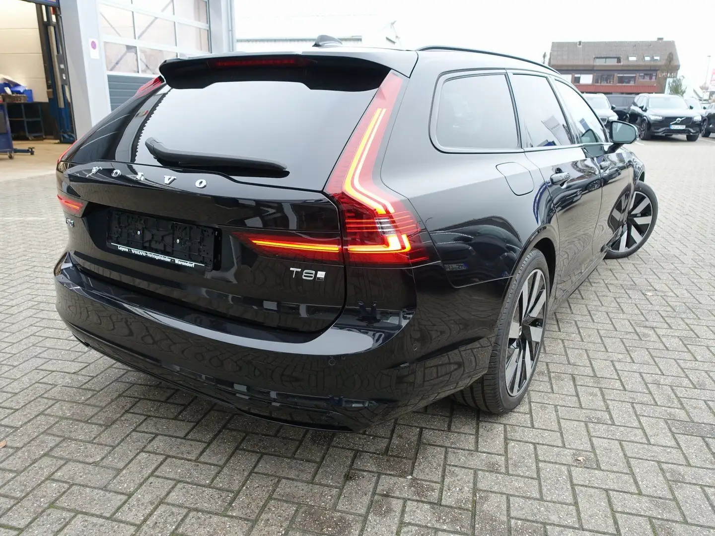 Volvo V90 Plus Dark T8 AWD Plug-in/H&K/360°/Head-UP Schwarz - 2