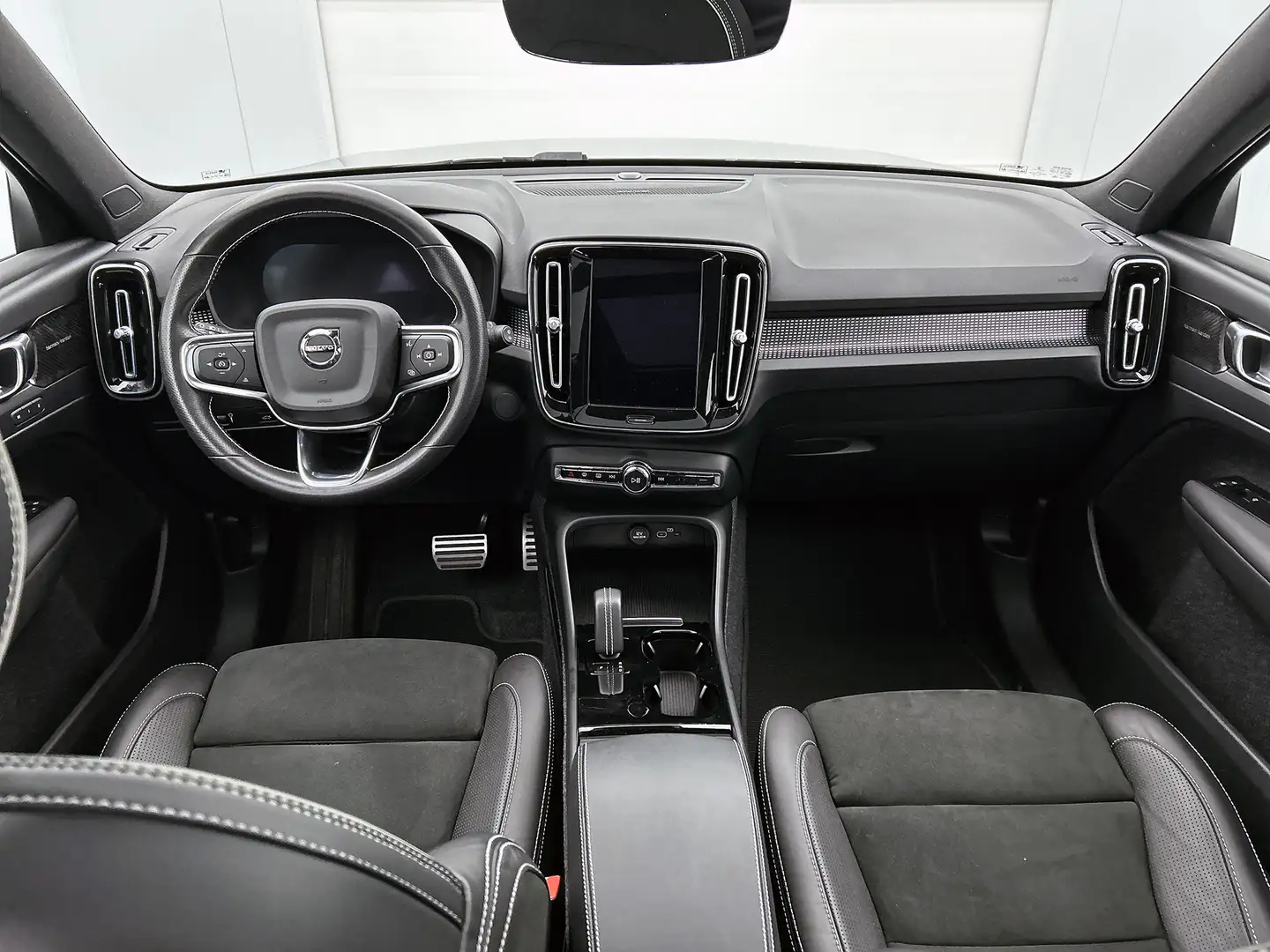 Volvo XC40 Recharge P8 AWD R-Design / Panoramadak / Pdc+Camer Grijs - 2