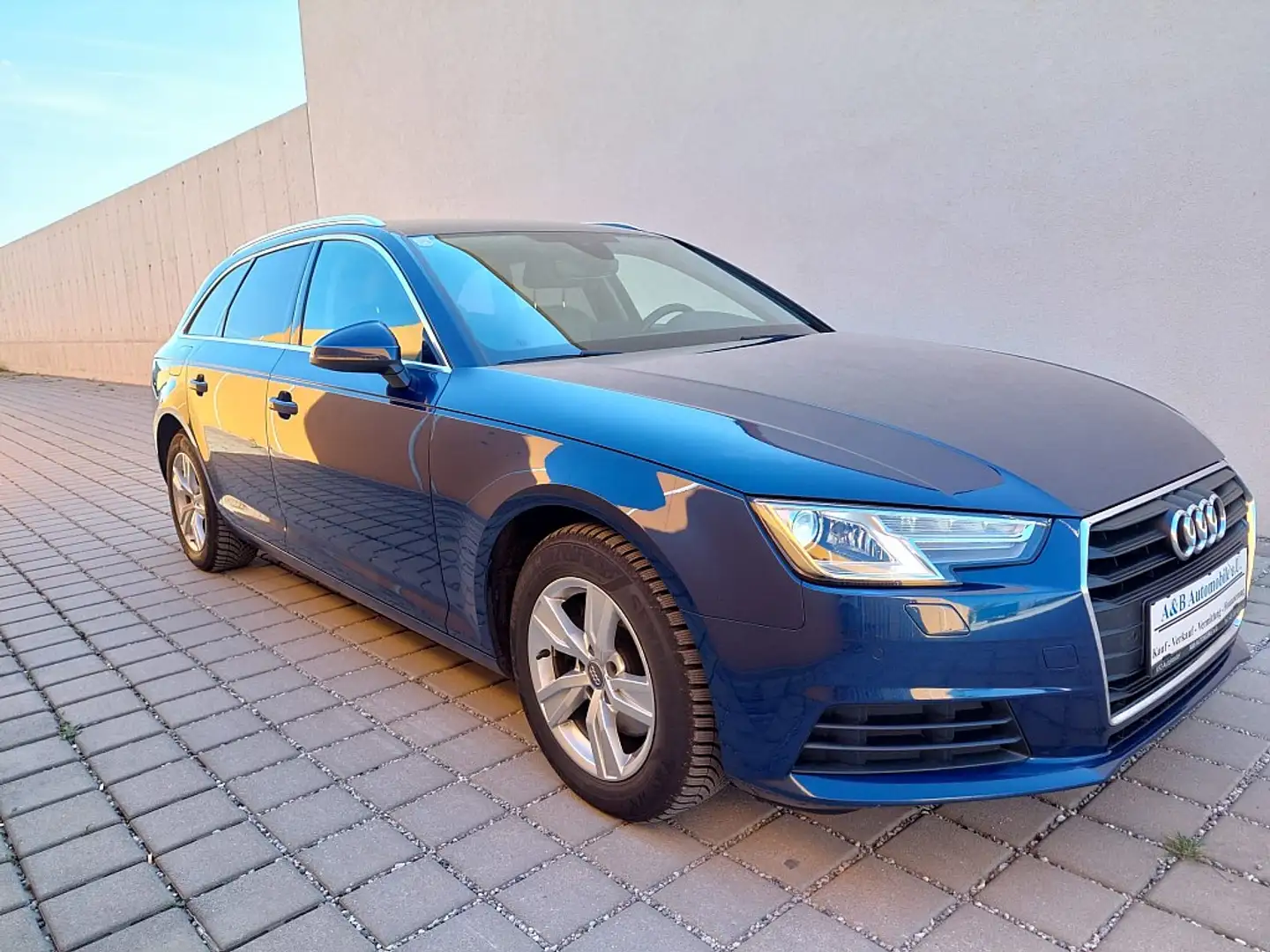 Audi A4 2,0 TDI Design S-tronic Blau - 1
