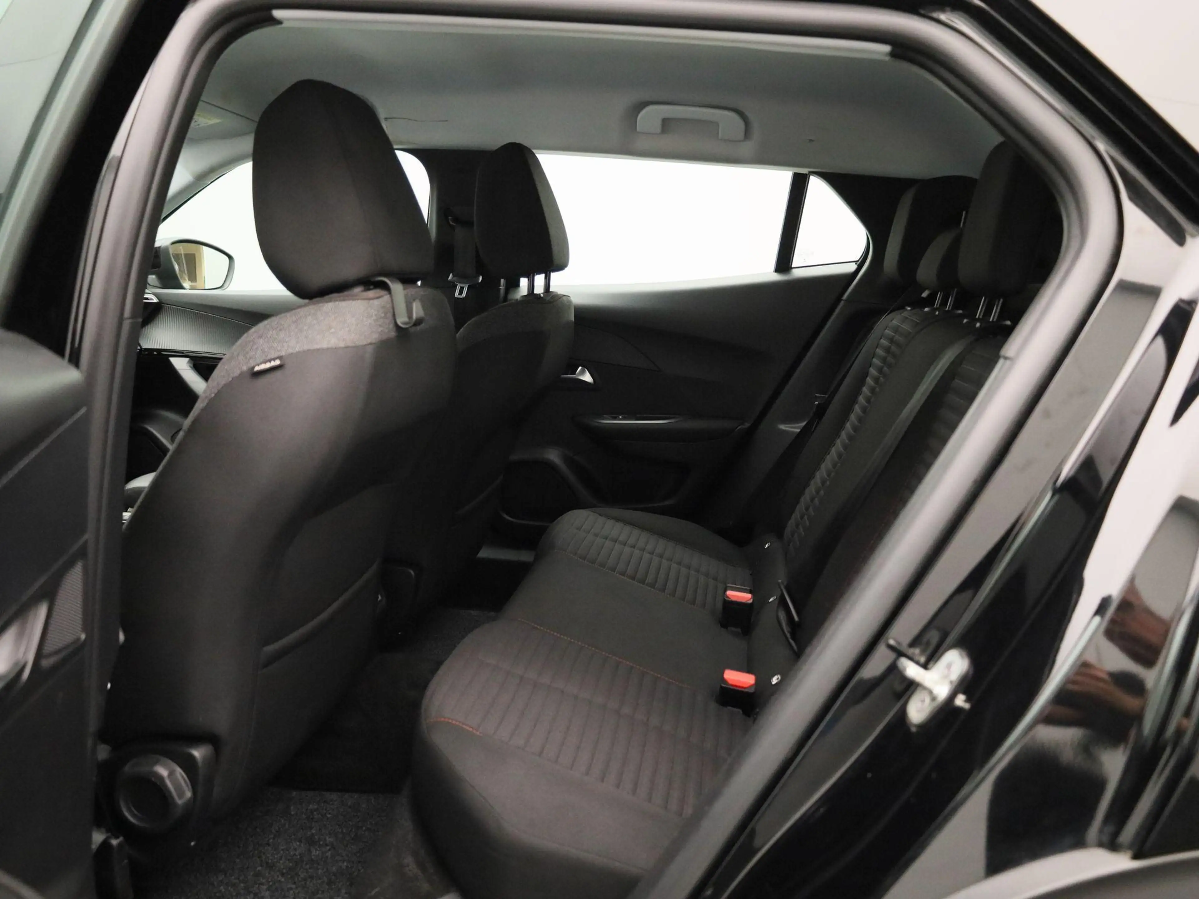 Peugeot e-2008 EV Active Pack 50 kWh | Cruise Control | Keyless | — photo 10