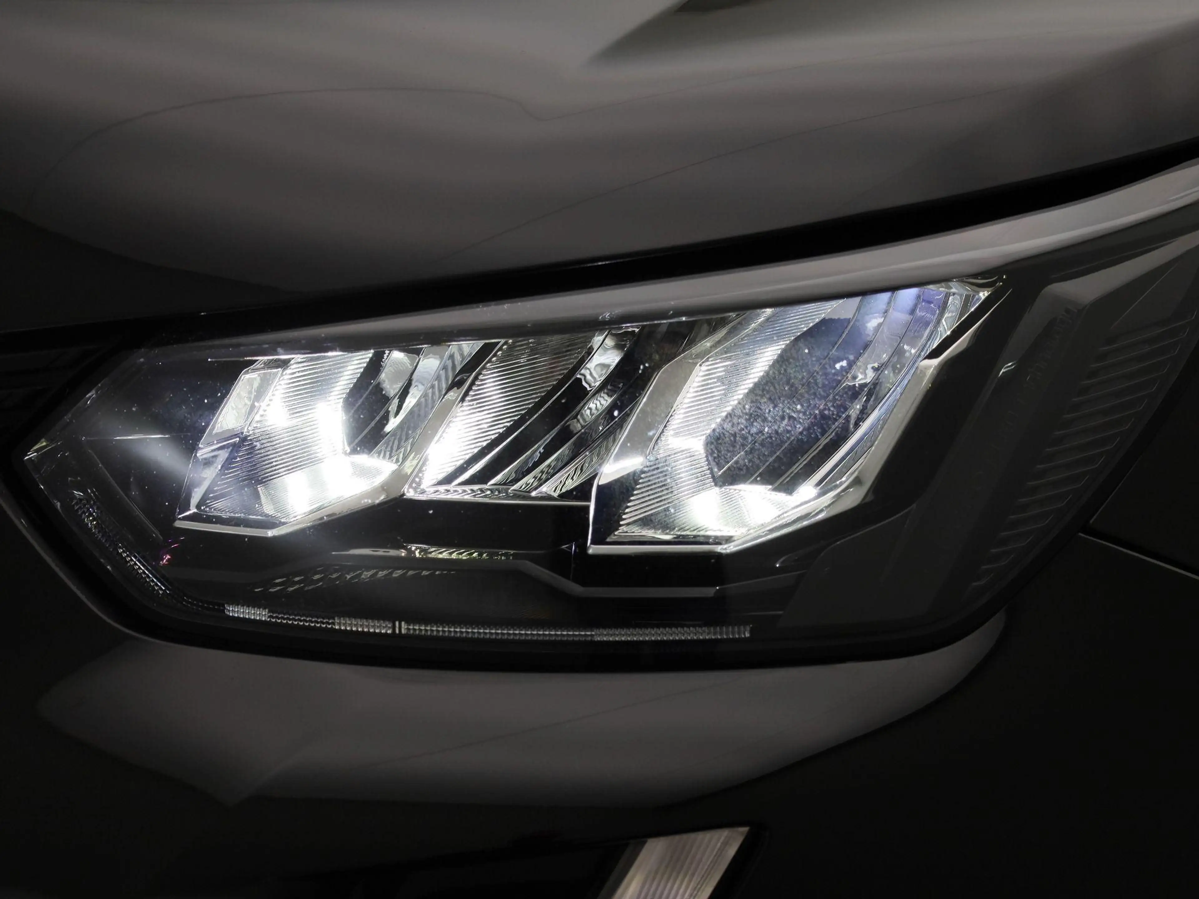 Peugeot e-2008 EV Active Pack 50 kWh | Cruise Control | Keyless | — photo 14
