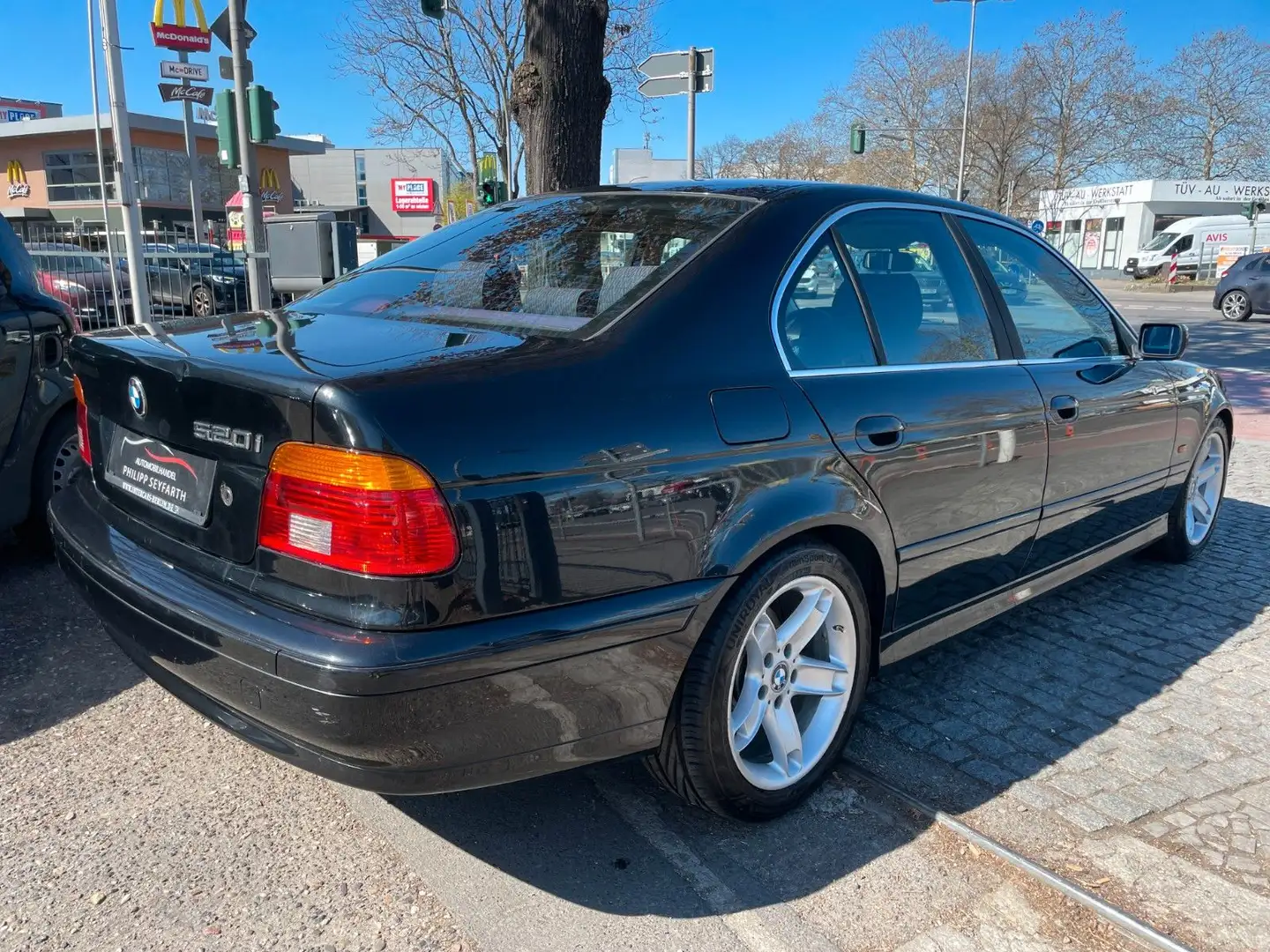 BMW 520 iA Limousine*SPORT*AUT.*KLIMA*NAVI*KAMERA*2.H crna - 2