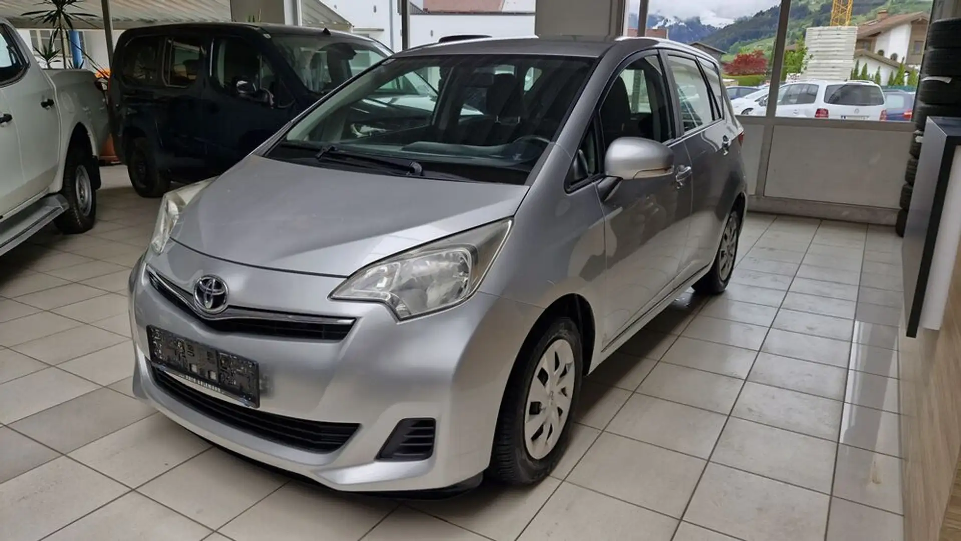 Toyota Verso-S Verso S 1,33 dVVT-i Young Silber - 1