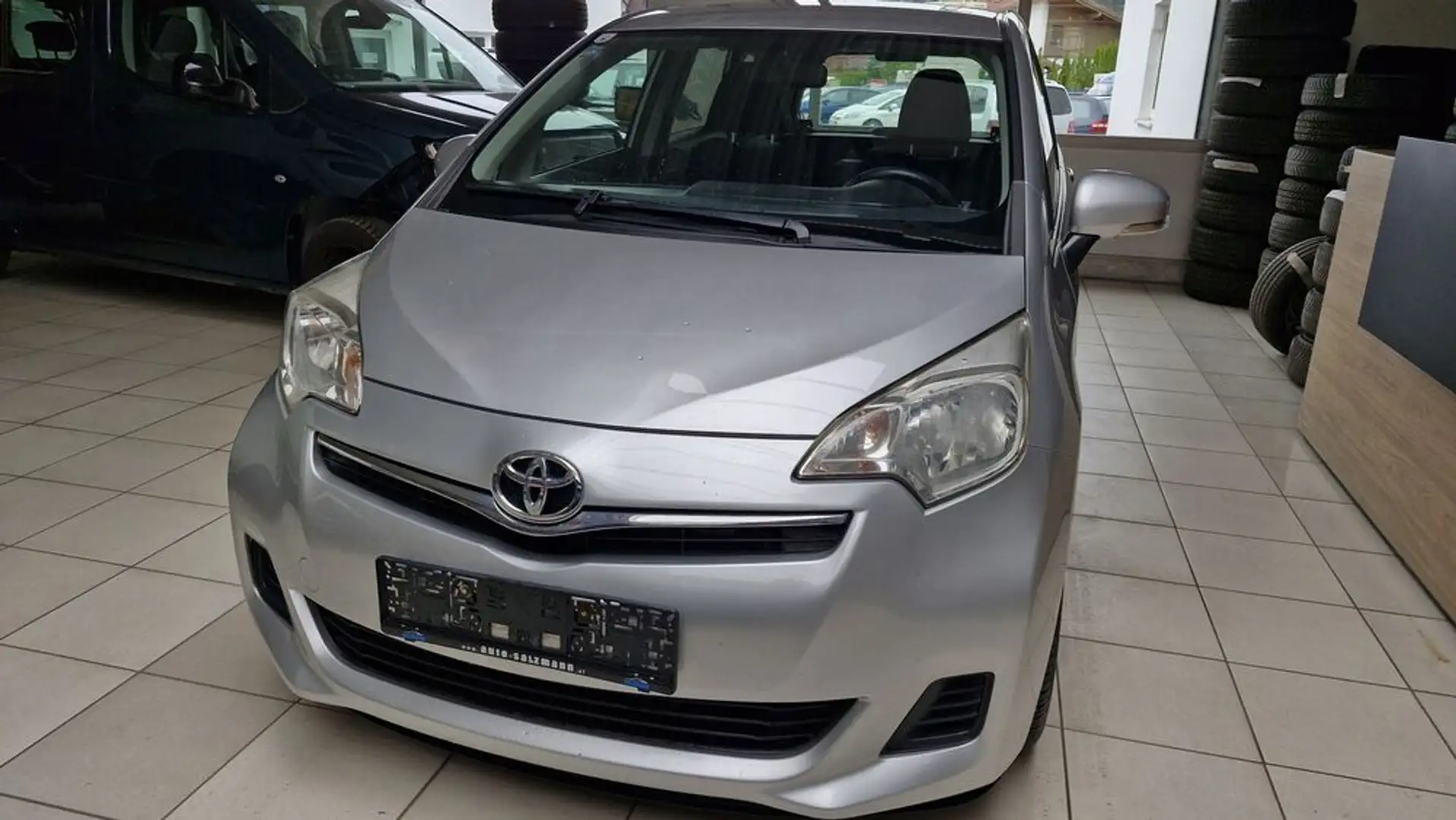 Toyota Verso-S Verso S 1,33 dVVT-i Young Silber - 2