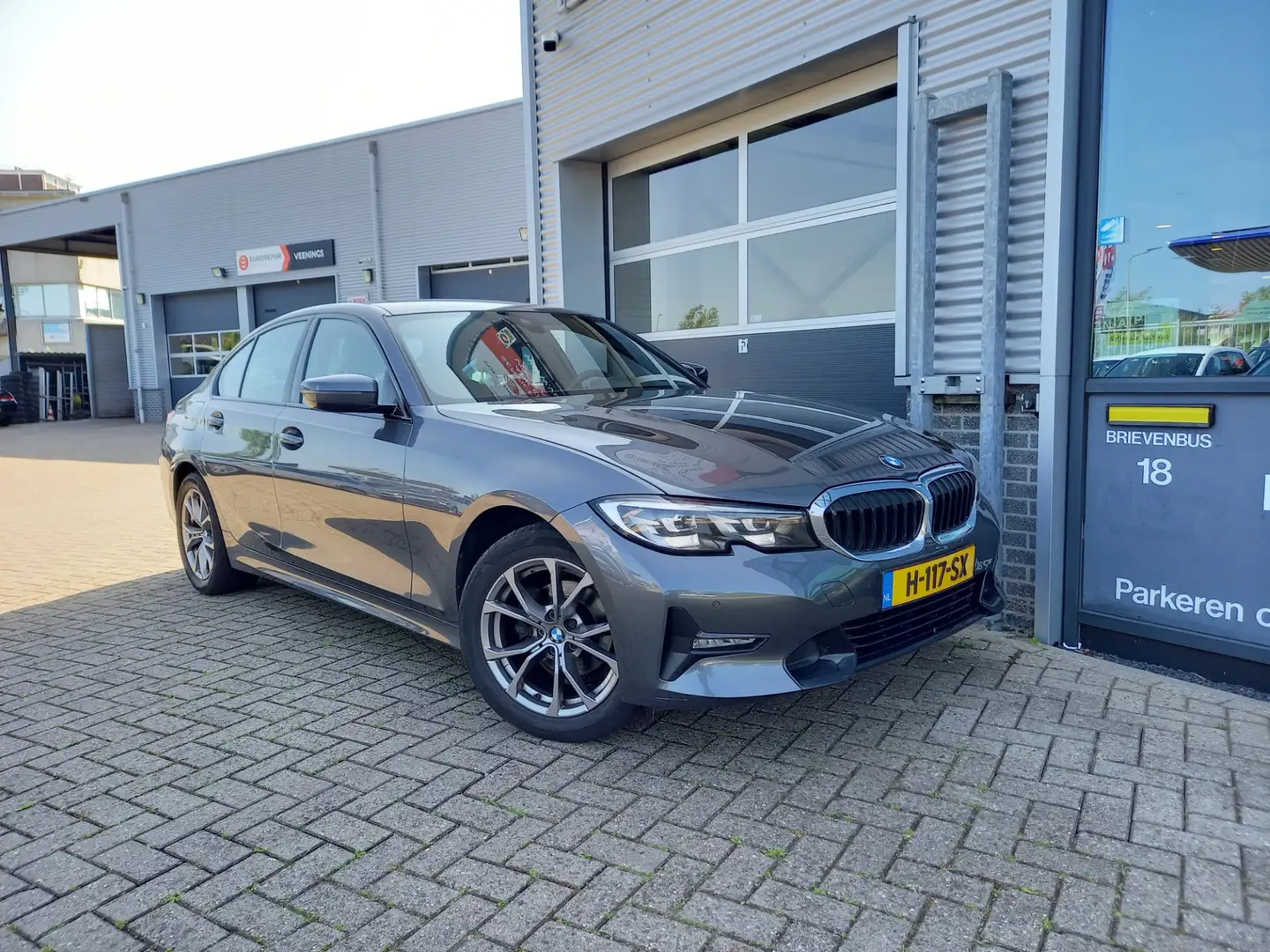 BMW 318 3-serie 318i Executive Edition - SPORT LINE - CARP Grijs - 2