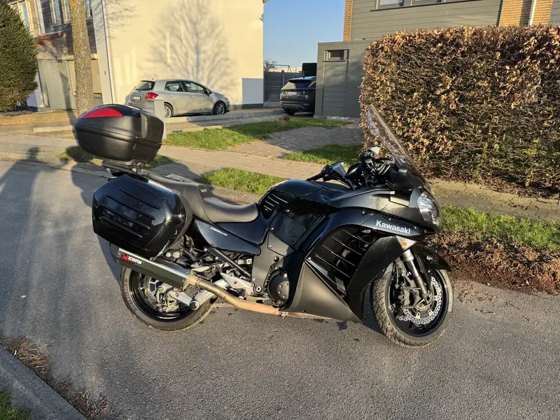 Kawasaki GTR 1400 - foto 2