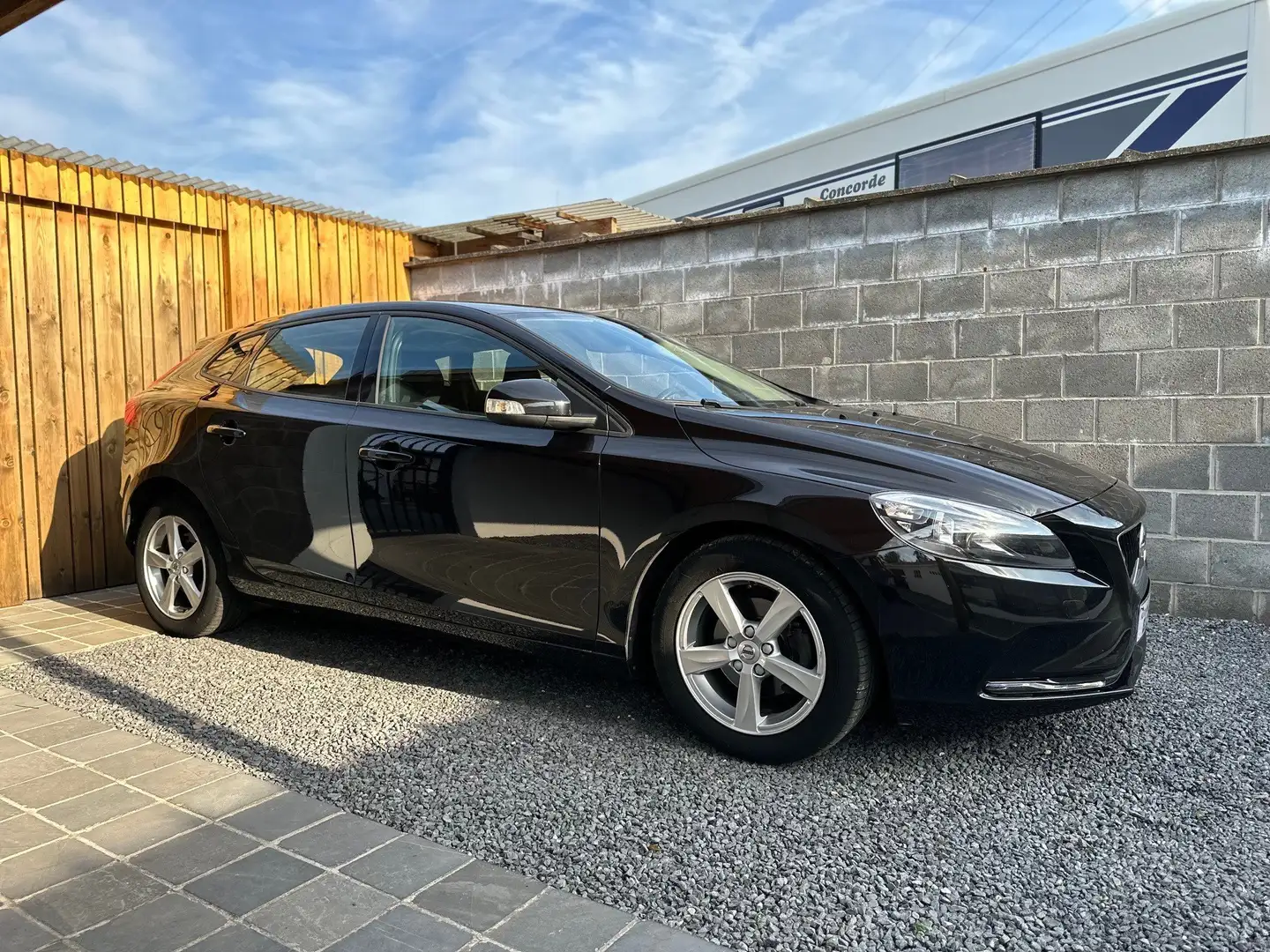 Volvo V40 2.0 D2 Eco Kinetic Led Navi BT Pdc Euro6b Noir - 1
