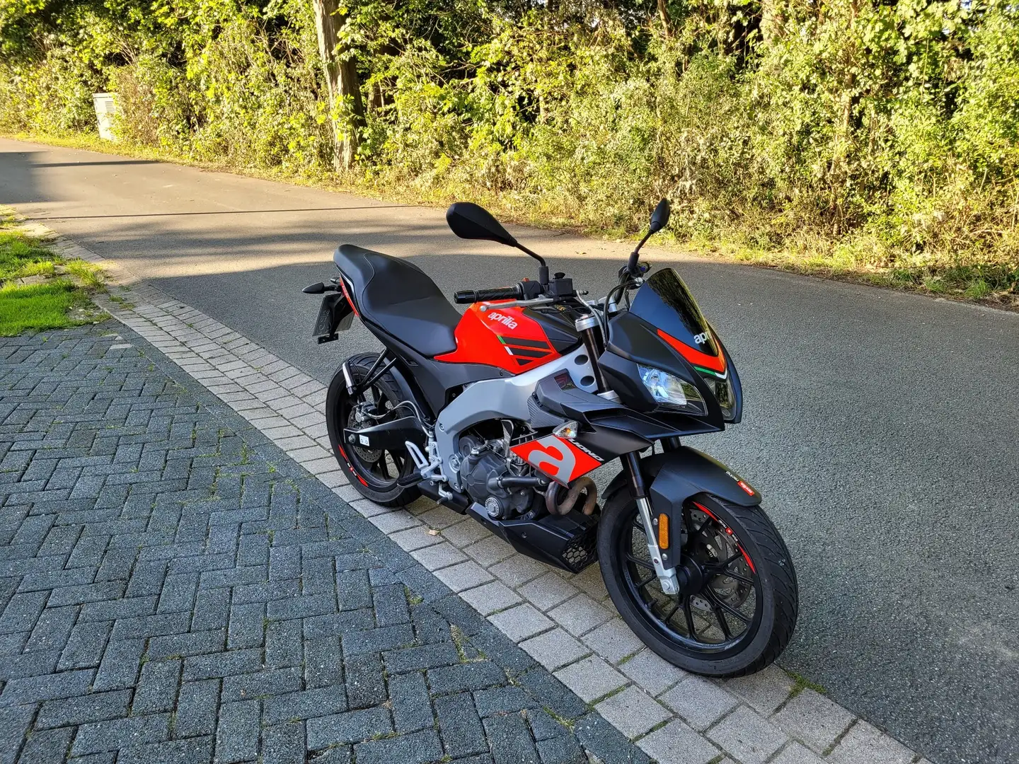 Aprilia Tuono 125 Rot - 1