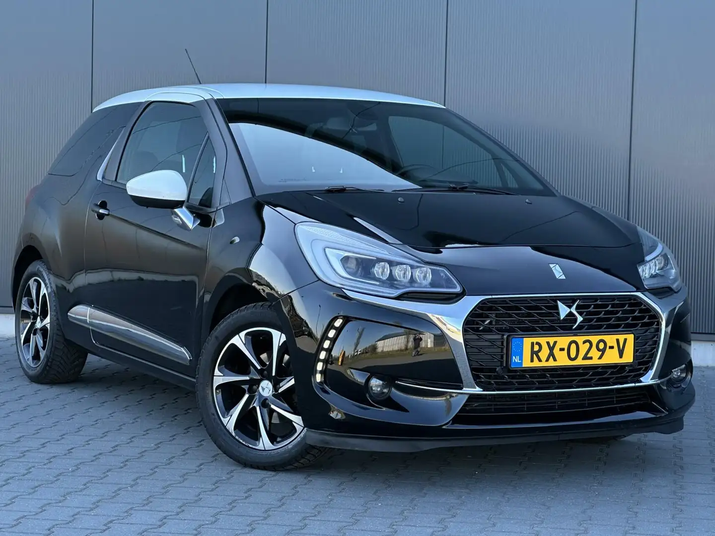DS Automobiles DS 3 1.2 PureTech So Chic Led Koplampen - Navi - Alcant Černá - 2