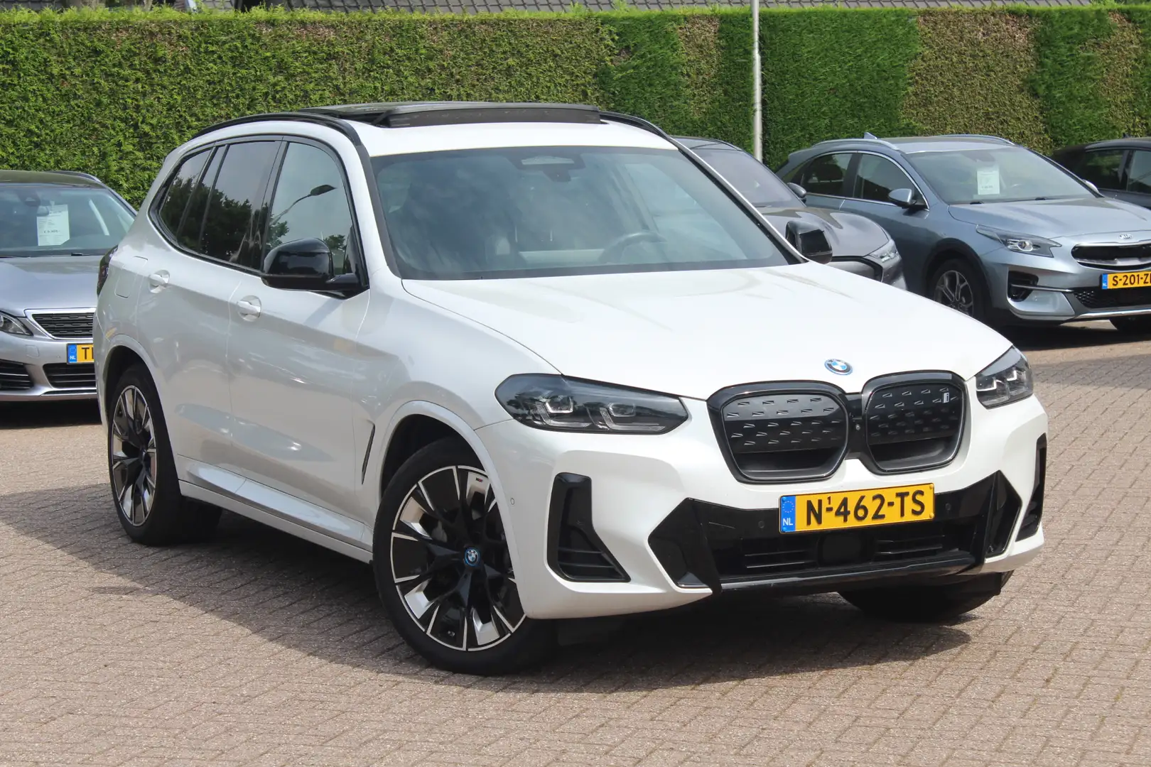 BMW iX3 High Executive 80 kWh / Panoramadak / 360Camera / Wit - 1