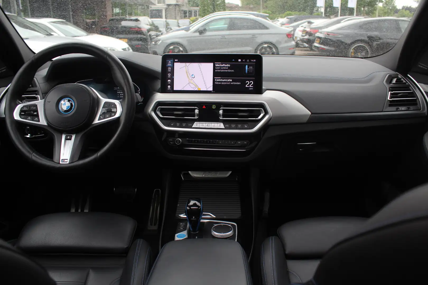 BMW iX3 High Executive 80 kWh / Panoramadak / 360Camera / Wit - 2