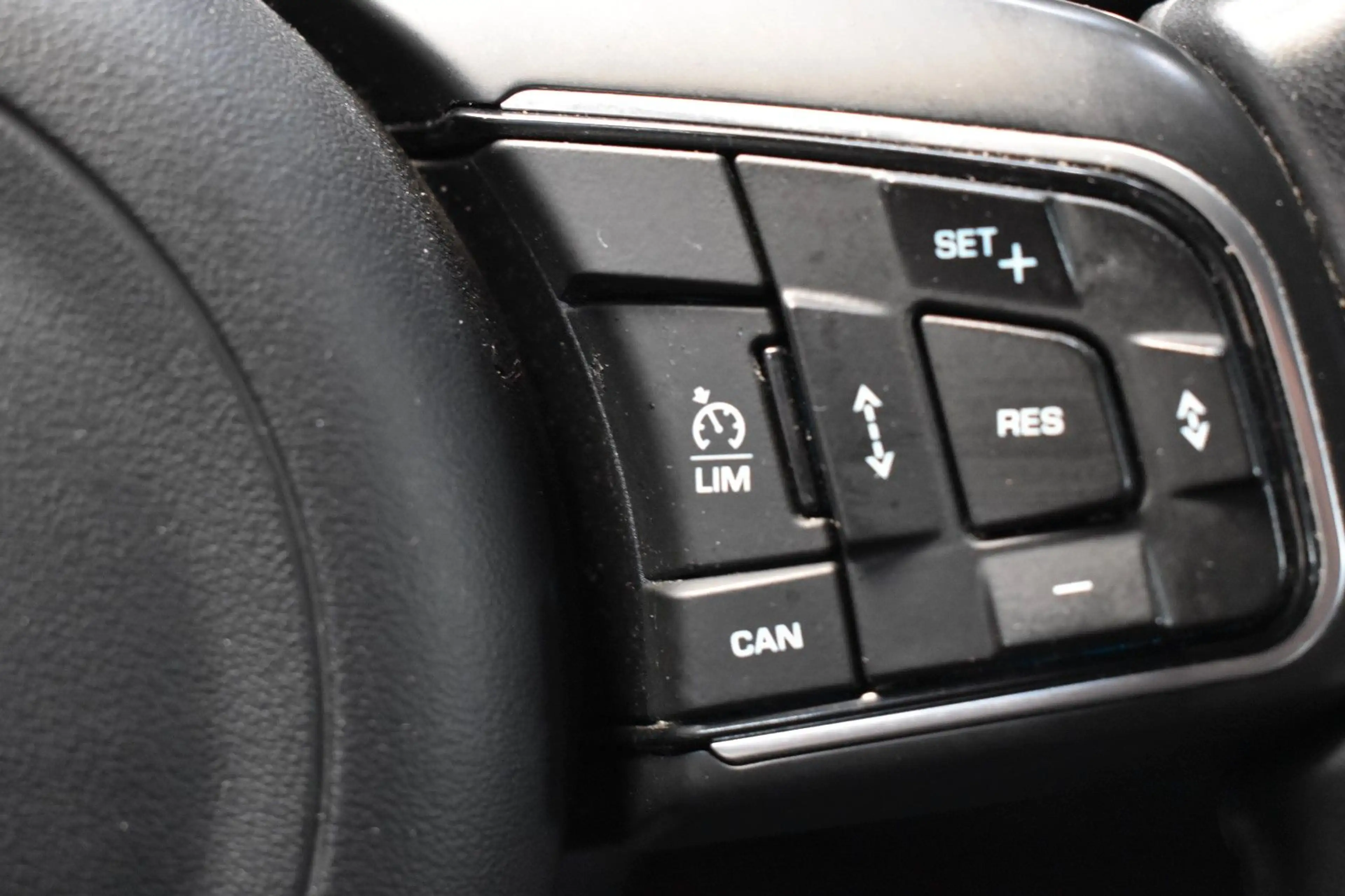 Jaguar E-Pace E-PACE SE AWD R-DYNAMIC*LEDER*KAMERA*SHZ* — photo 13