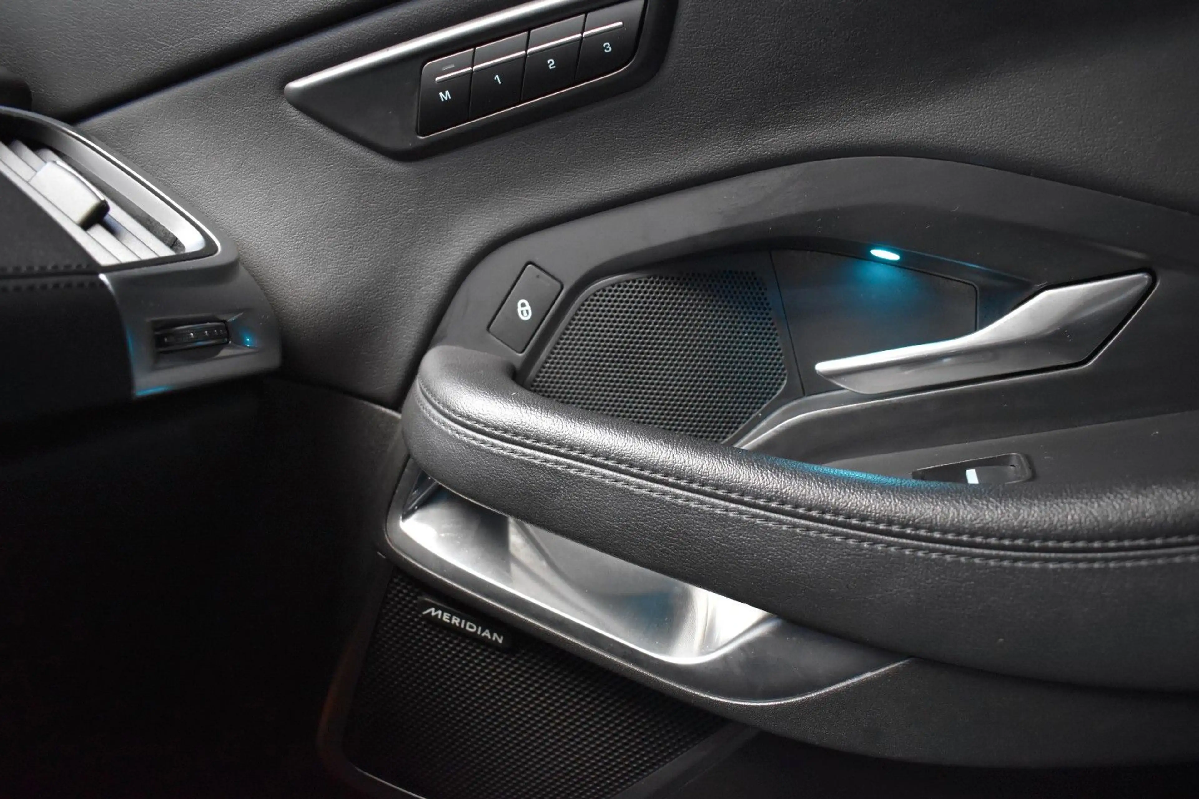 Jaguar E-Pace E-PACE SE AWD R-DYNAMIC*LEDER*KAMERA*SHZ* — photo 5