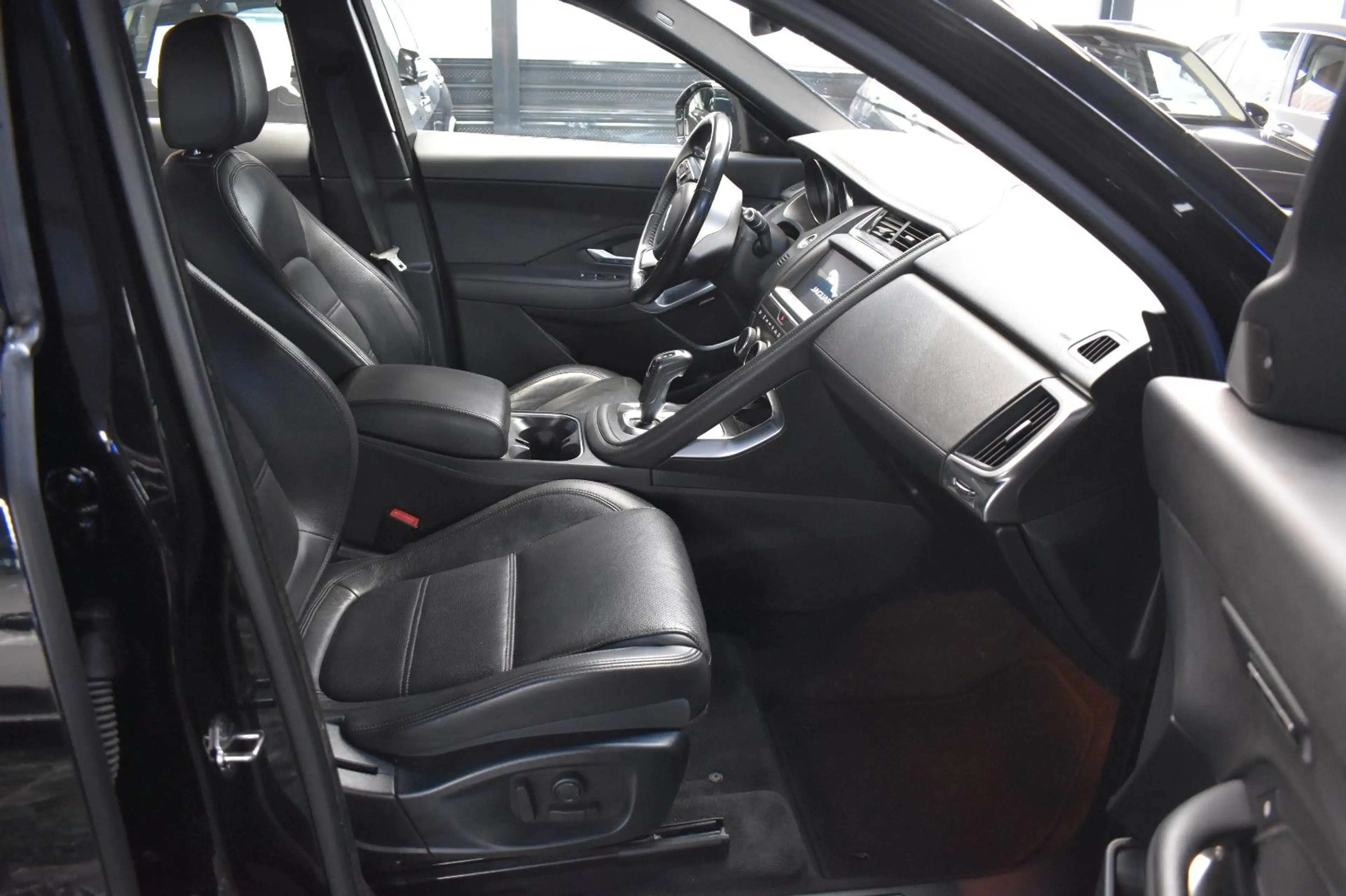 Jaguar E-Pace E-PACE SE AWD R-DYNAMIC*LEDER*KAMERA*SHZ* — photo 9