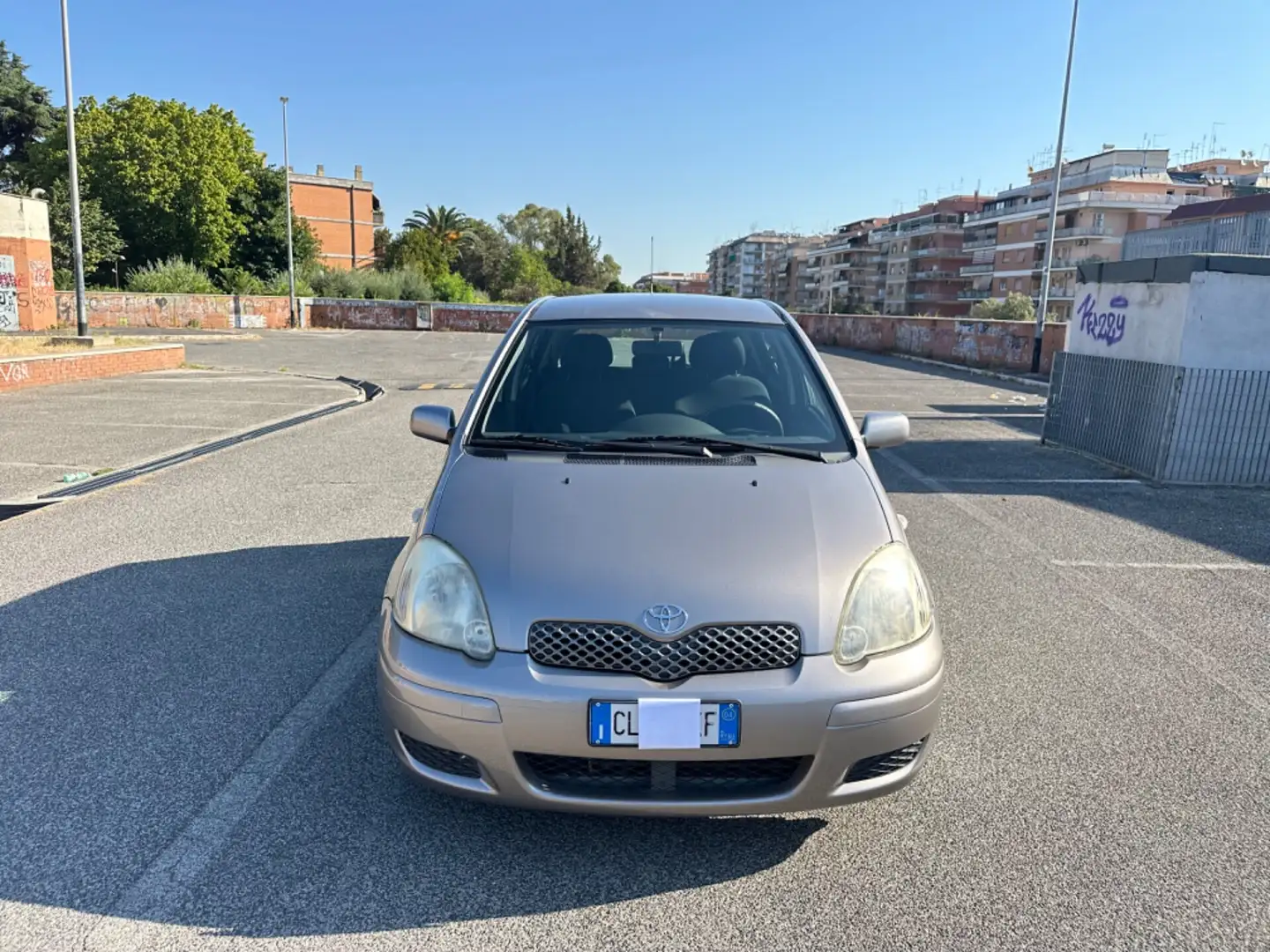 Toyota Yaris 1.0i 5p Sol Gris - 2