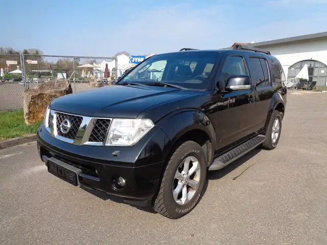 Nissan Pathfinder 2.5 dCi LE / 7-Sitze / Autom / AHK 3t