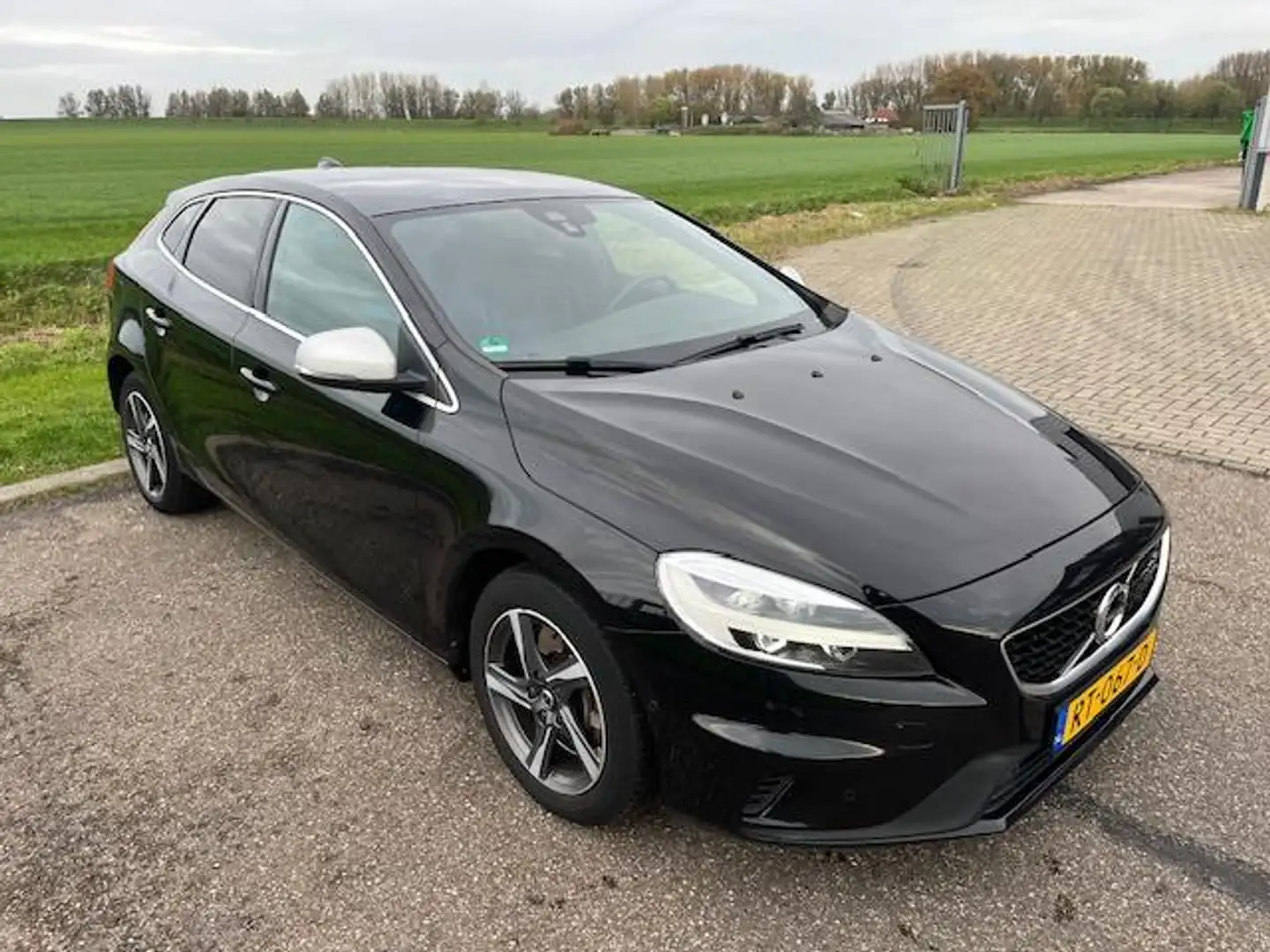 Volvo V40 2.0 D3 Business Sport Zwart - 2