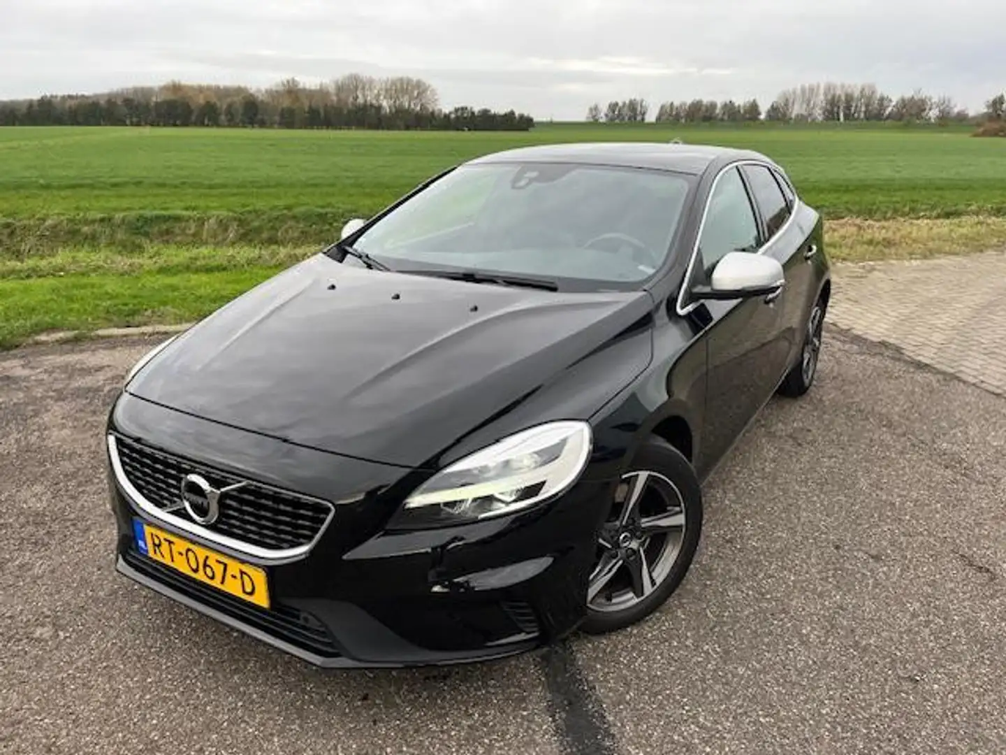 Volvo V40 2.0 D3 Business Sport Zwart - 1