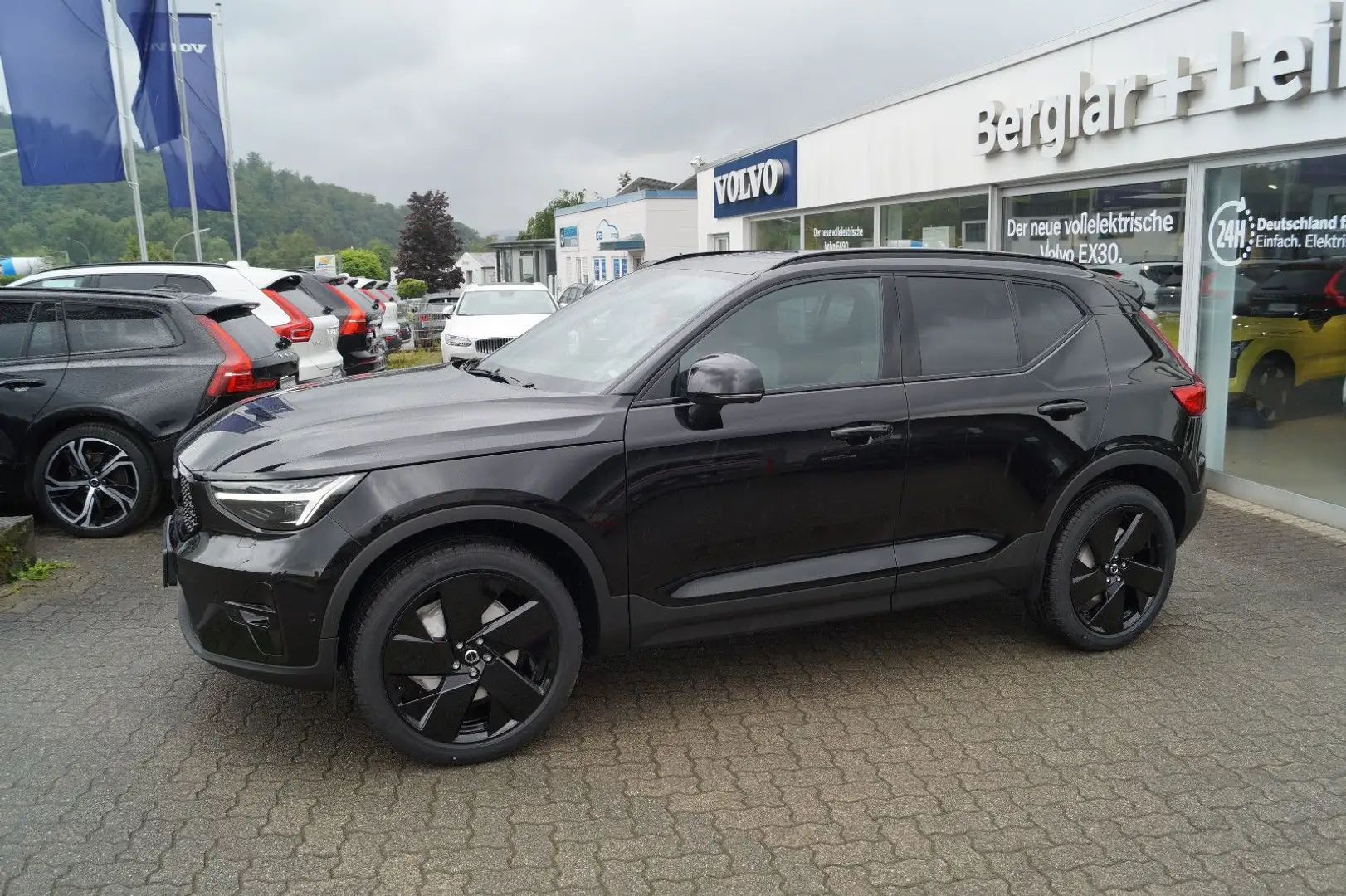 Volvo XC40 B4 Benz. 2WD Ultra Black Edit DKG/AHK/Pixel Noir - 2