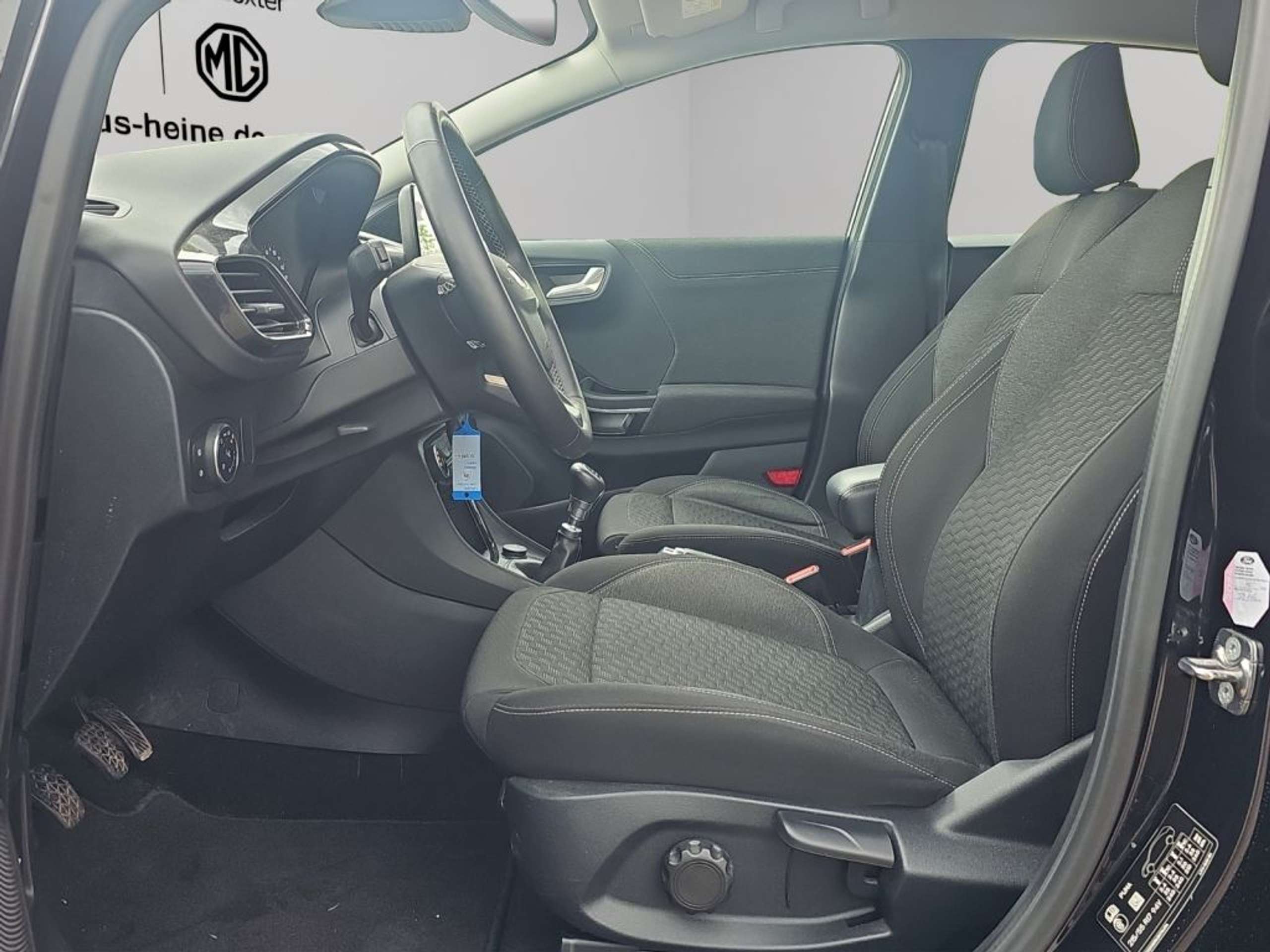 Fahrzeugabbildung Ford Puma TITANIUM 1.0 Ltr. 125 PS MHEV *AHK*PDC* - mit KI generiert/bearbeitet