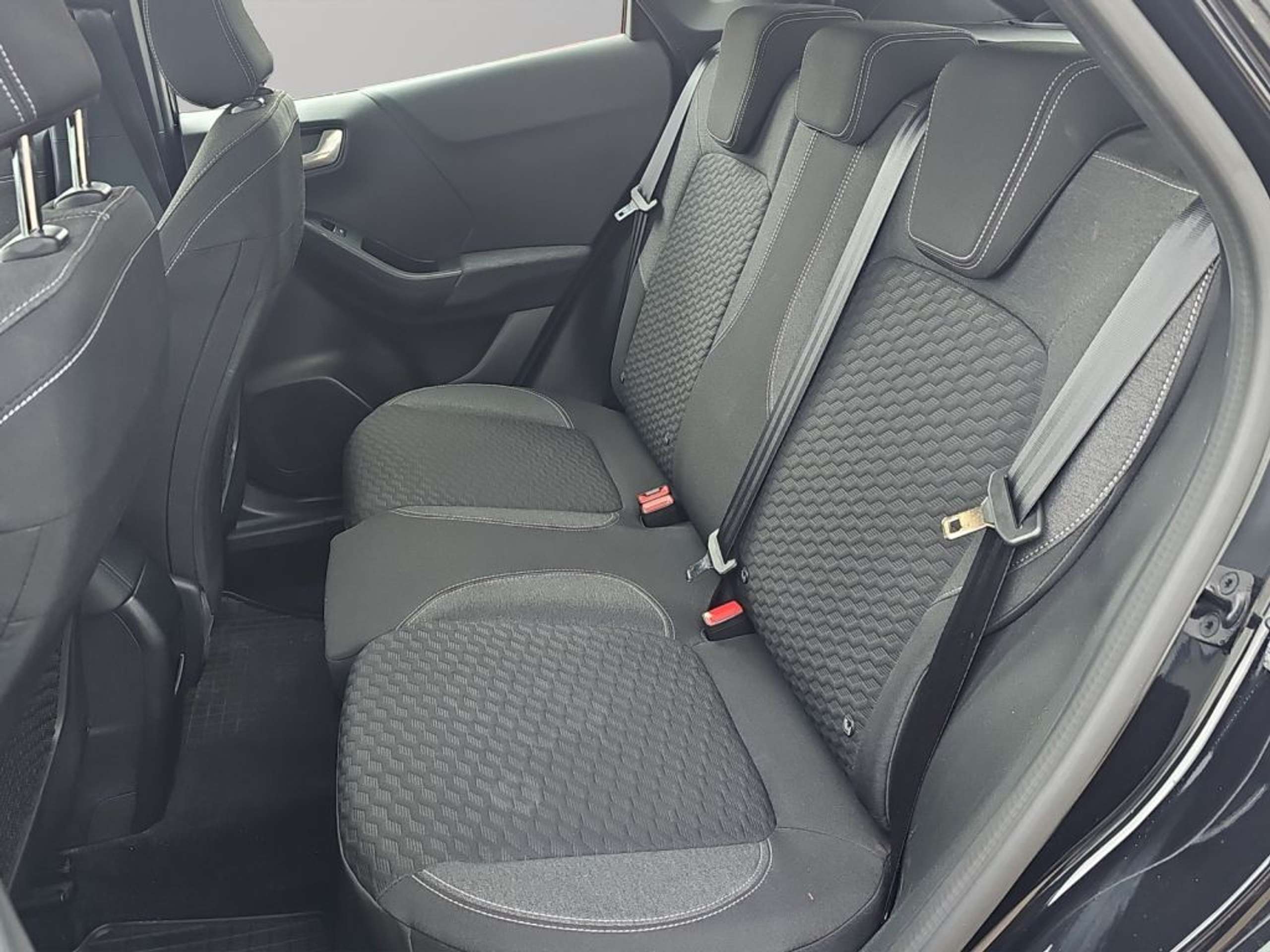 Fahrzeugabbildung Ford Puma TITANIUM 1.0 Ltr. 125 PS MHEV *AHK*PDC* - mit KI generiert/bearbeitet