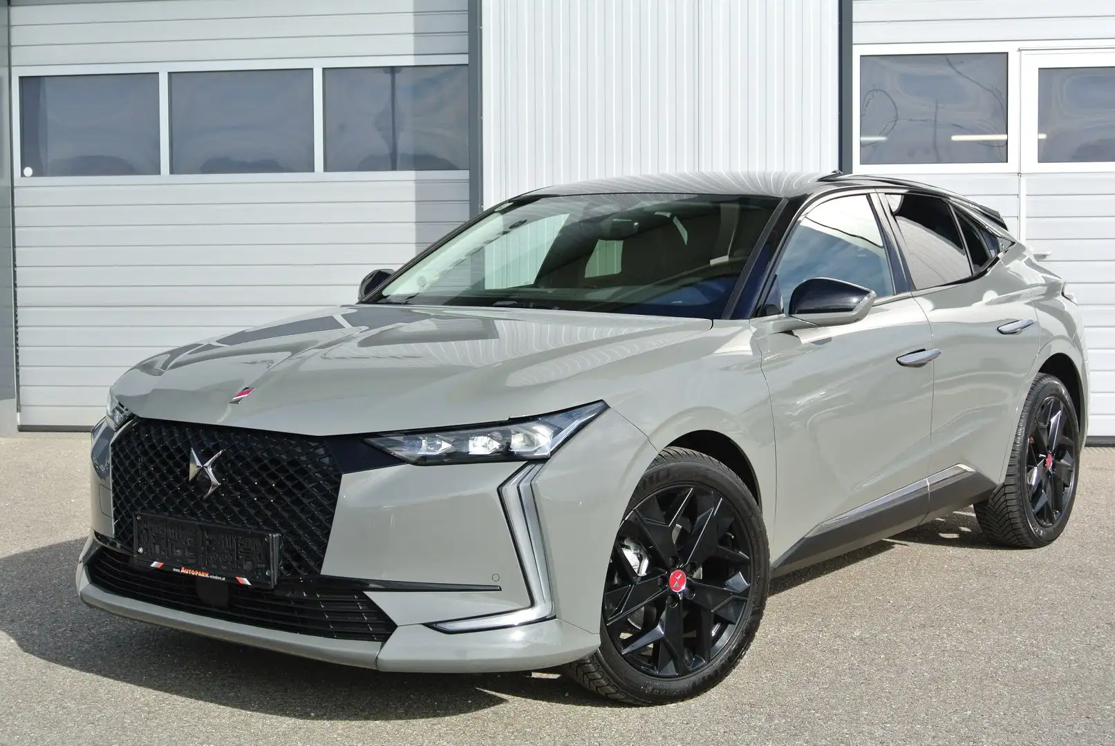 DS Automobiles DS 4 HDI130 Eat8 Aut. ** Performance Line ** Matrix-LED Grau - 1
