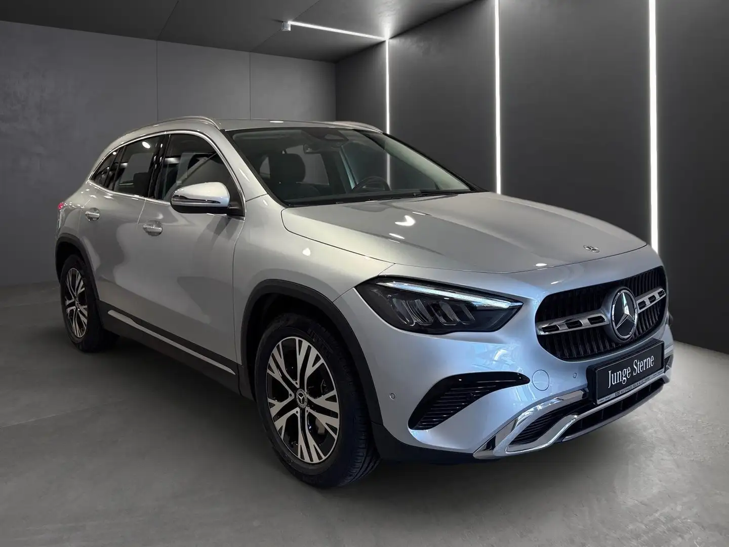 Mercedes-Benz GLA 200 *AHK*Totwinkel*Kamera*LED*Winterpaket Silber - 2