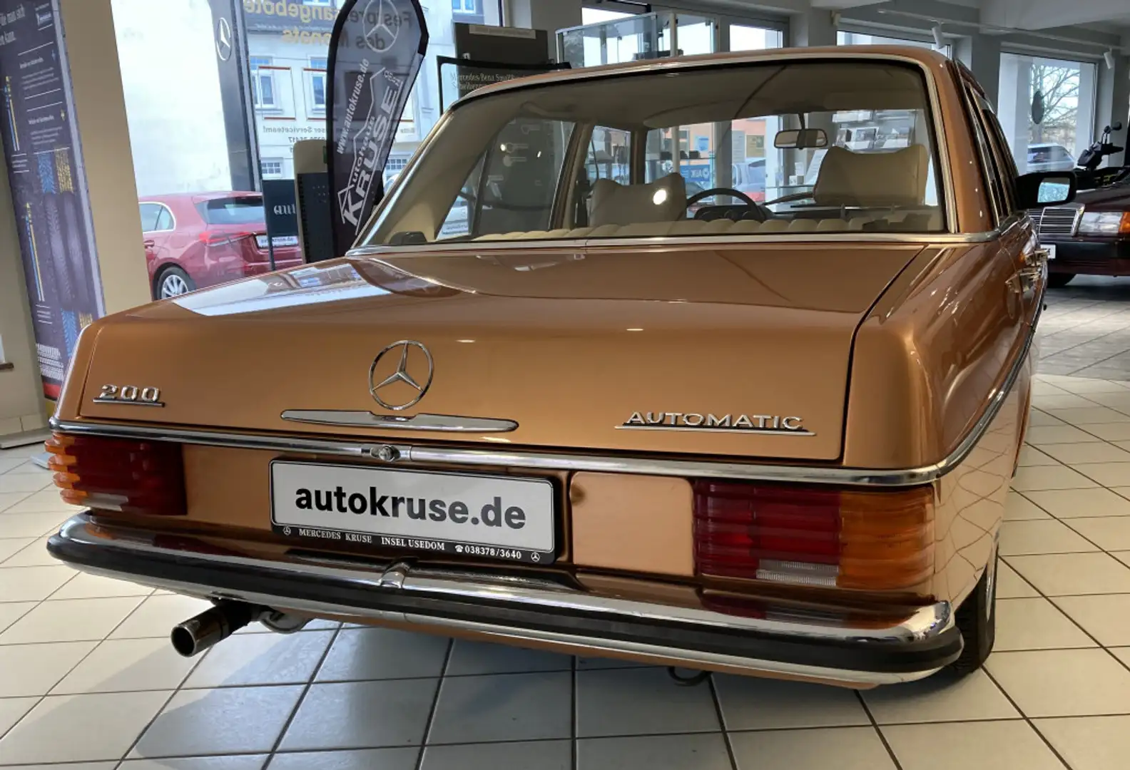 Mercedes-Benz 200 Automatik W115 Zlatá - 2